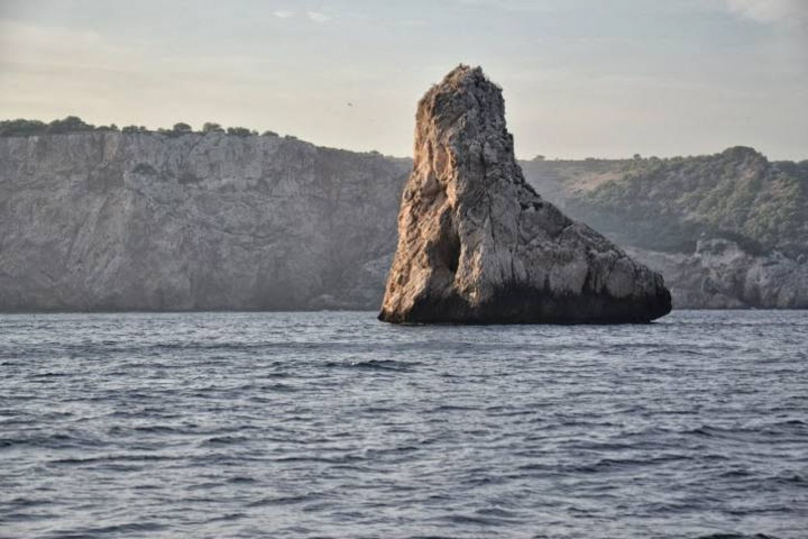  Imagen de la Costa Brava tomada desde las Islas Medas, un espacio declarado Reserva Marina Integral y que forma parte de la Red Natura 2000. 