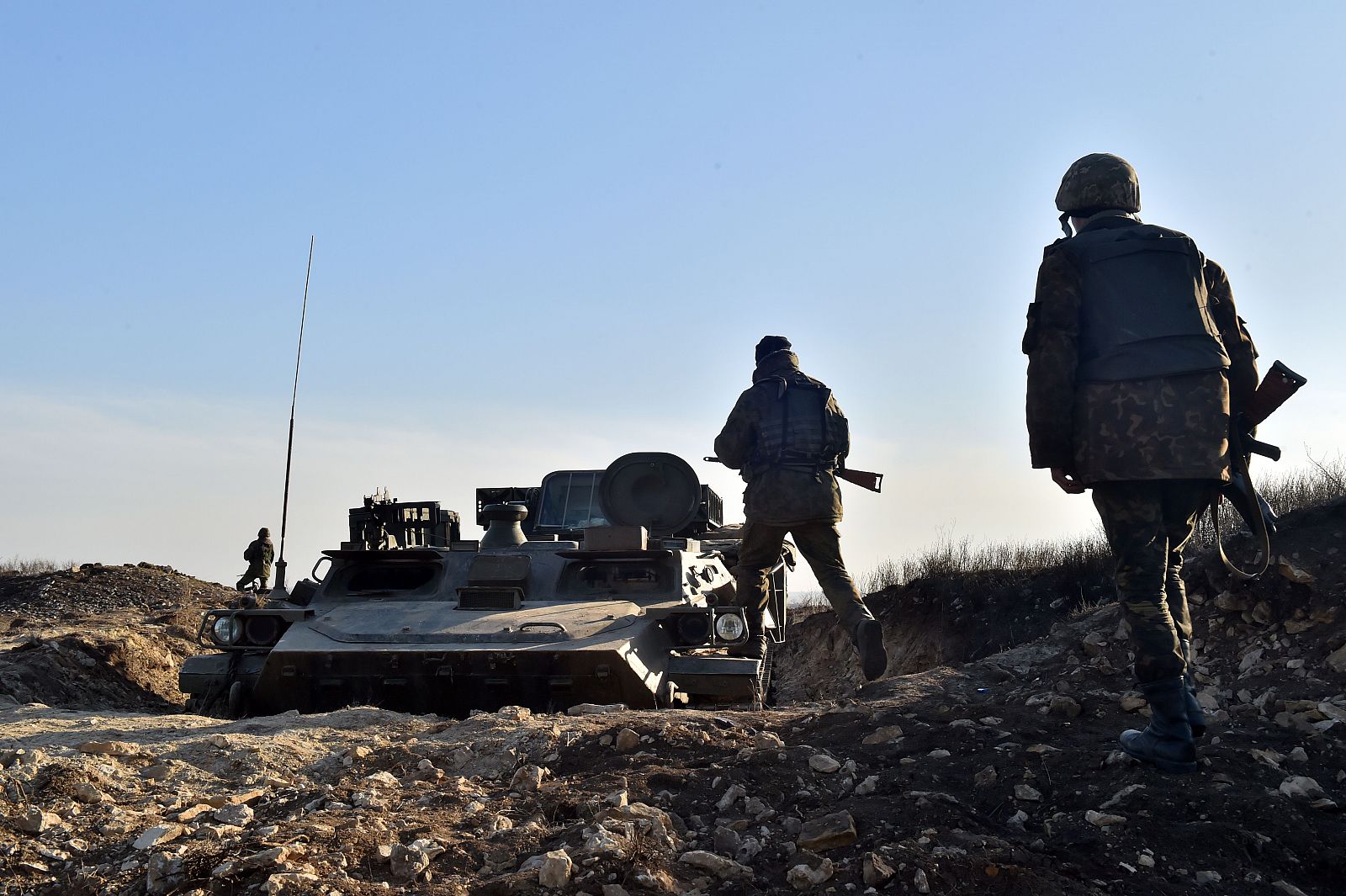 Soldados ucranianos patrullan en la zona de Kurakhove , en la región de Donetsk