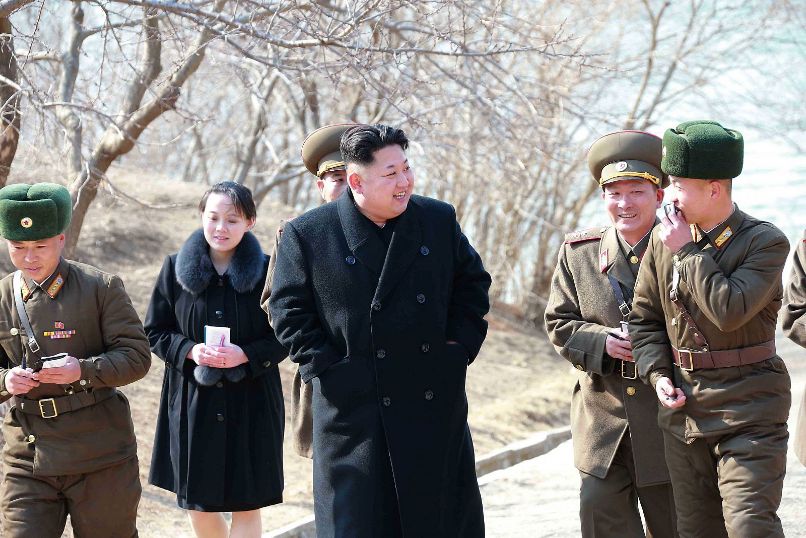 Fotografía sin fecha suministrada por la Agencia Norcoreana central de Noticias (KCNA) hoy, jueves 12 de marzo de 2015, del líder norcoreano Kim Jong-un (c), junto a su hermana, Yo-jong (atrás), mientras visita un unidad militar cerca de la frontera