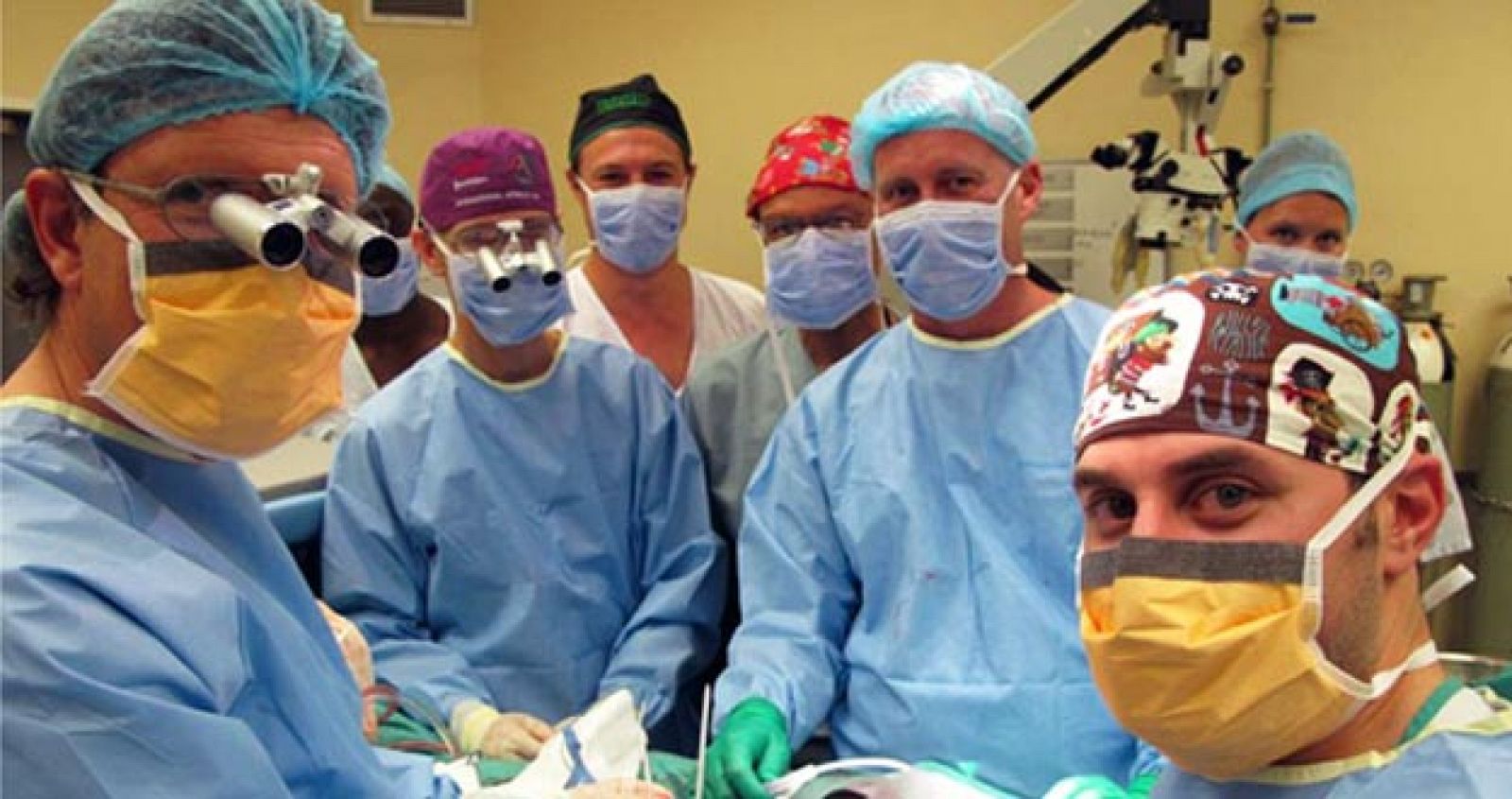 El equipo de cirujanos de la Escuela de Medicina de la Universidad Stellenbosch  de Sudáfrica.