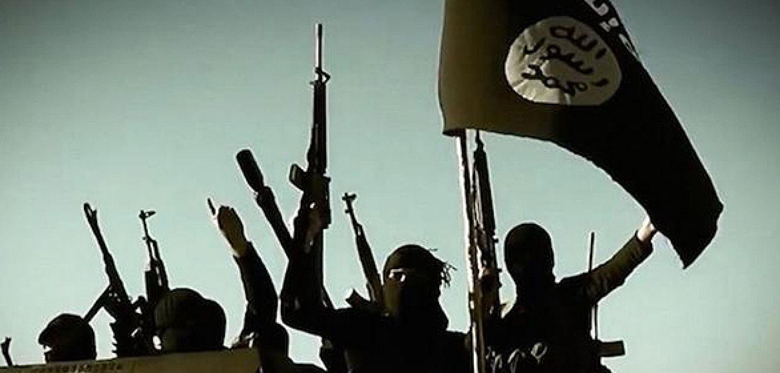 Fotografía de archivo de milicianos del grupo terrorista Estado Islámico con su bandera