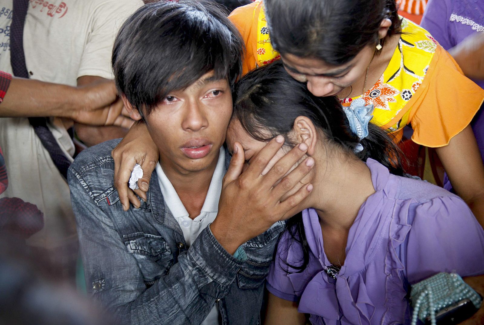 Una pareja de supervivientes llora por la pérdida de su hijo en el naufragio del ferry en Birmania