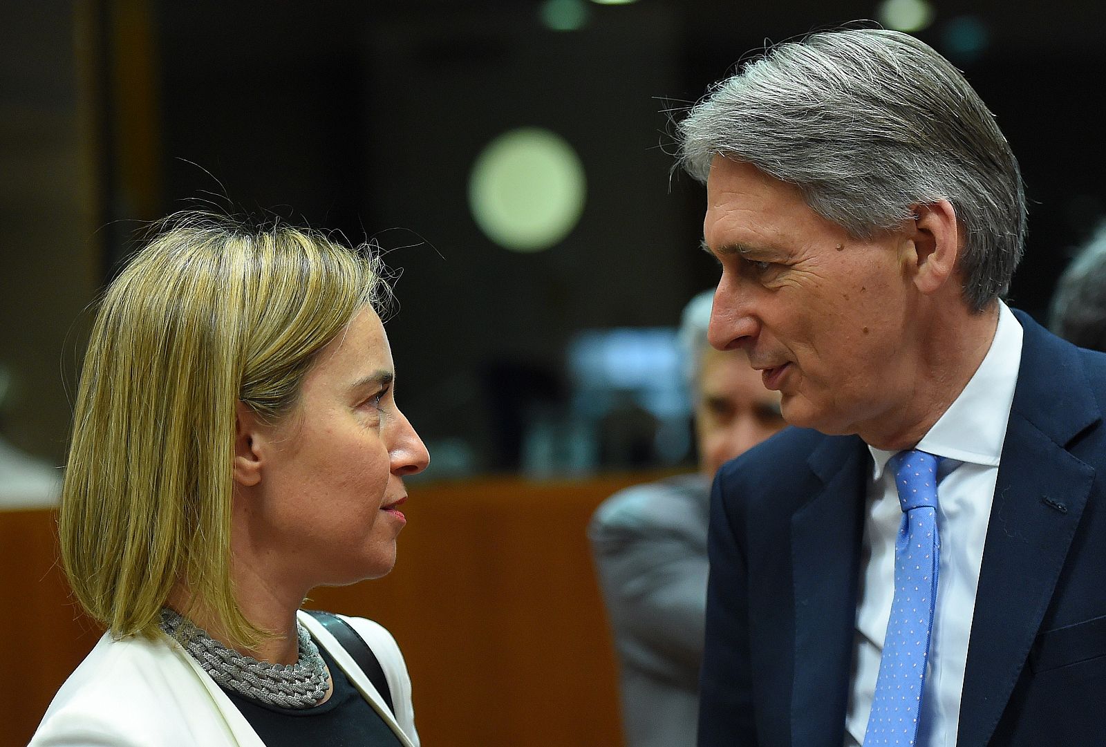 El ministro de Exteriores británico, Philip Hammond, y la responsable de la política exterior de la UE, Federica Mongherini, durante el Consejo de Ministros en Bruselas