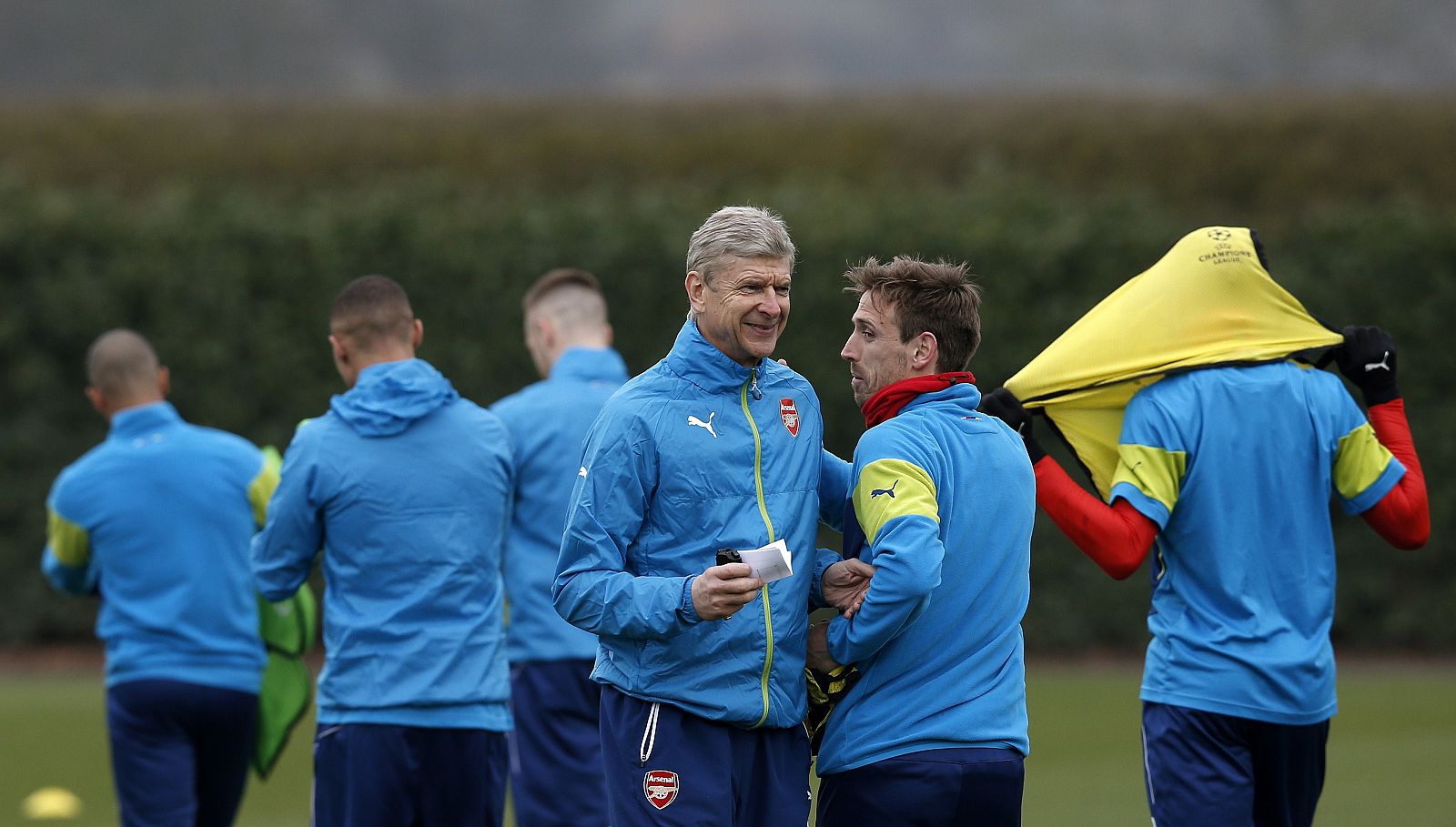 Wenger junto a sus jugadores en el entrenamiento previo antes de jugársela ante el Mónaco.