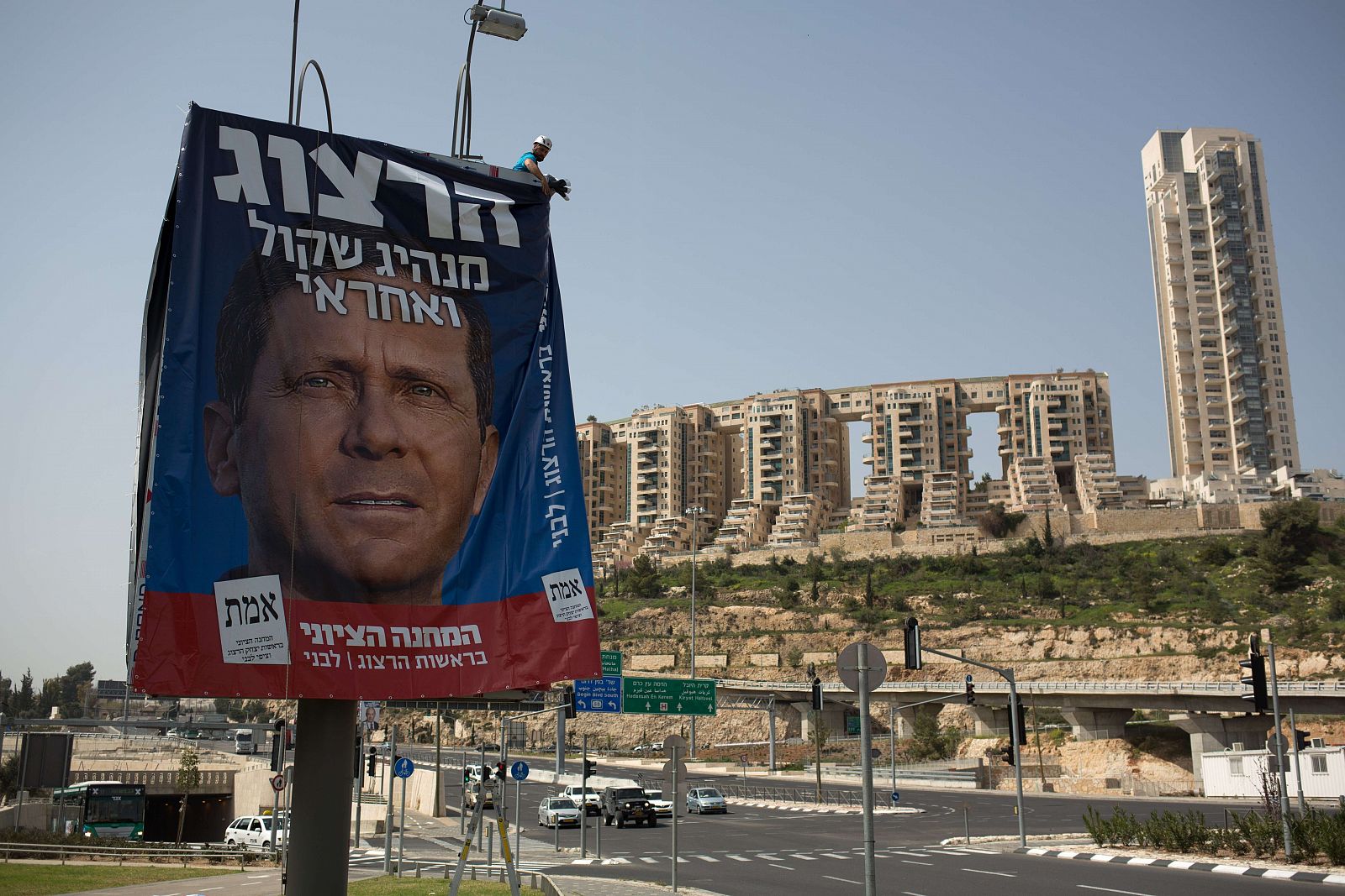 Cartel de propaganda electoral del líder del Partido Laborista de la formación Campo Sionista, Isaac Herzog