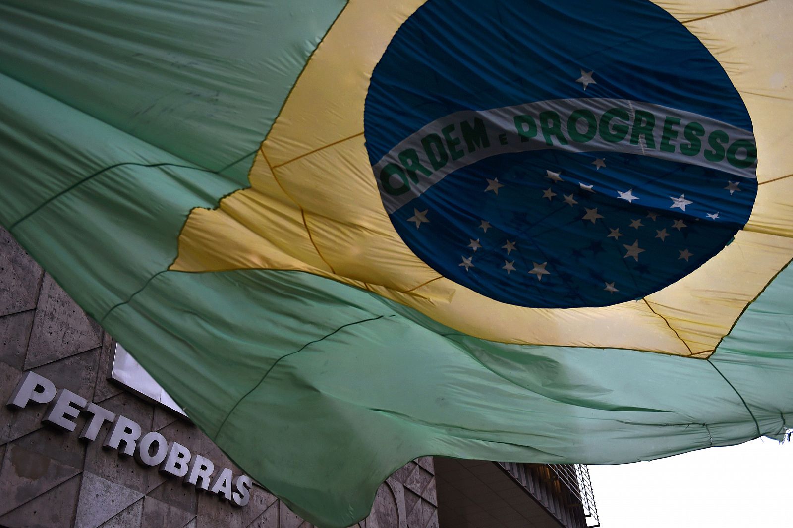 La bandera brasileña ondea frente a la sede de la copmañía nacional de petroleo PETROBRAS