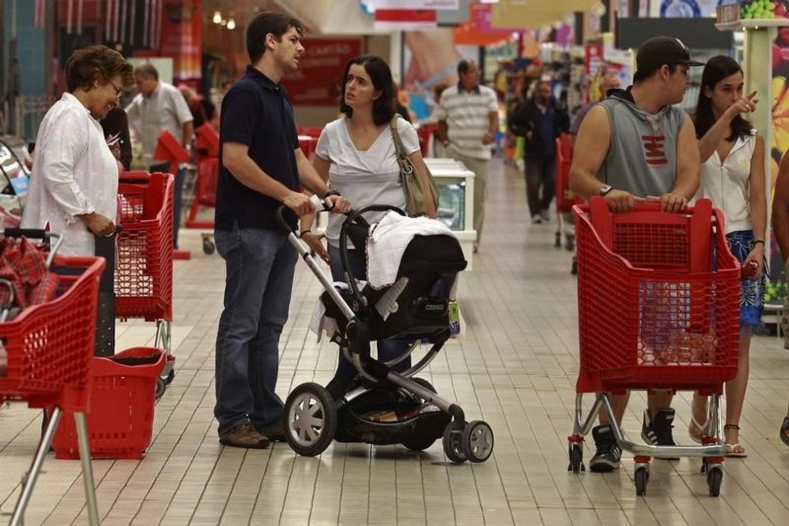 Varias personas compran en un supermercado de Lisboa