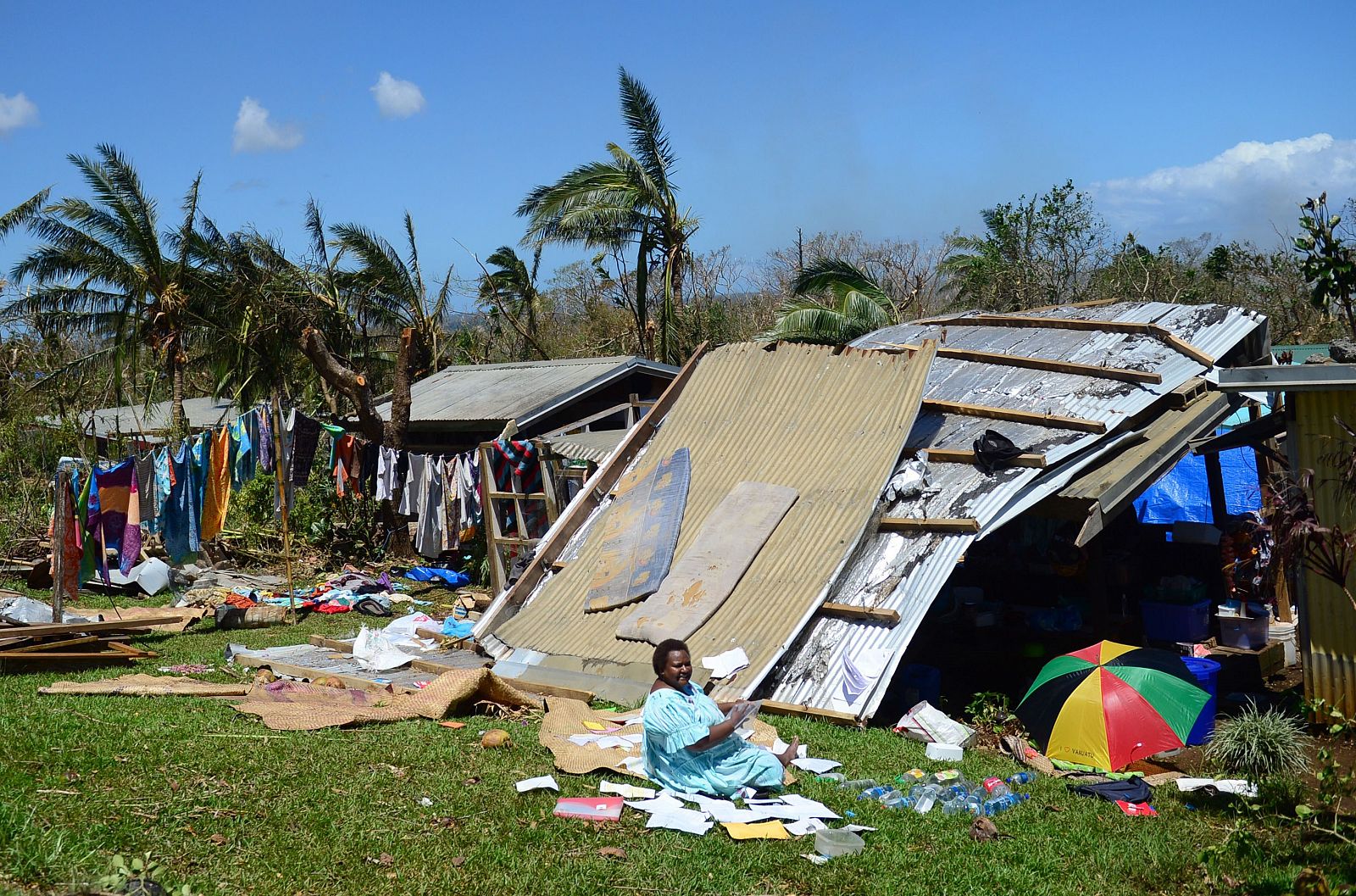 Una mujer en su casa dañada por el ciclón Pam en Port Vila, capital de Vanuatu
