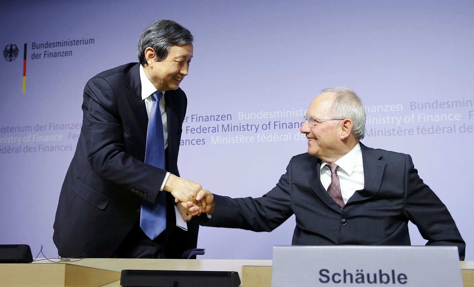 El ministro de Finanzas alemán saluda al viceprimer ministro chino en Berlín