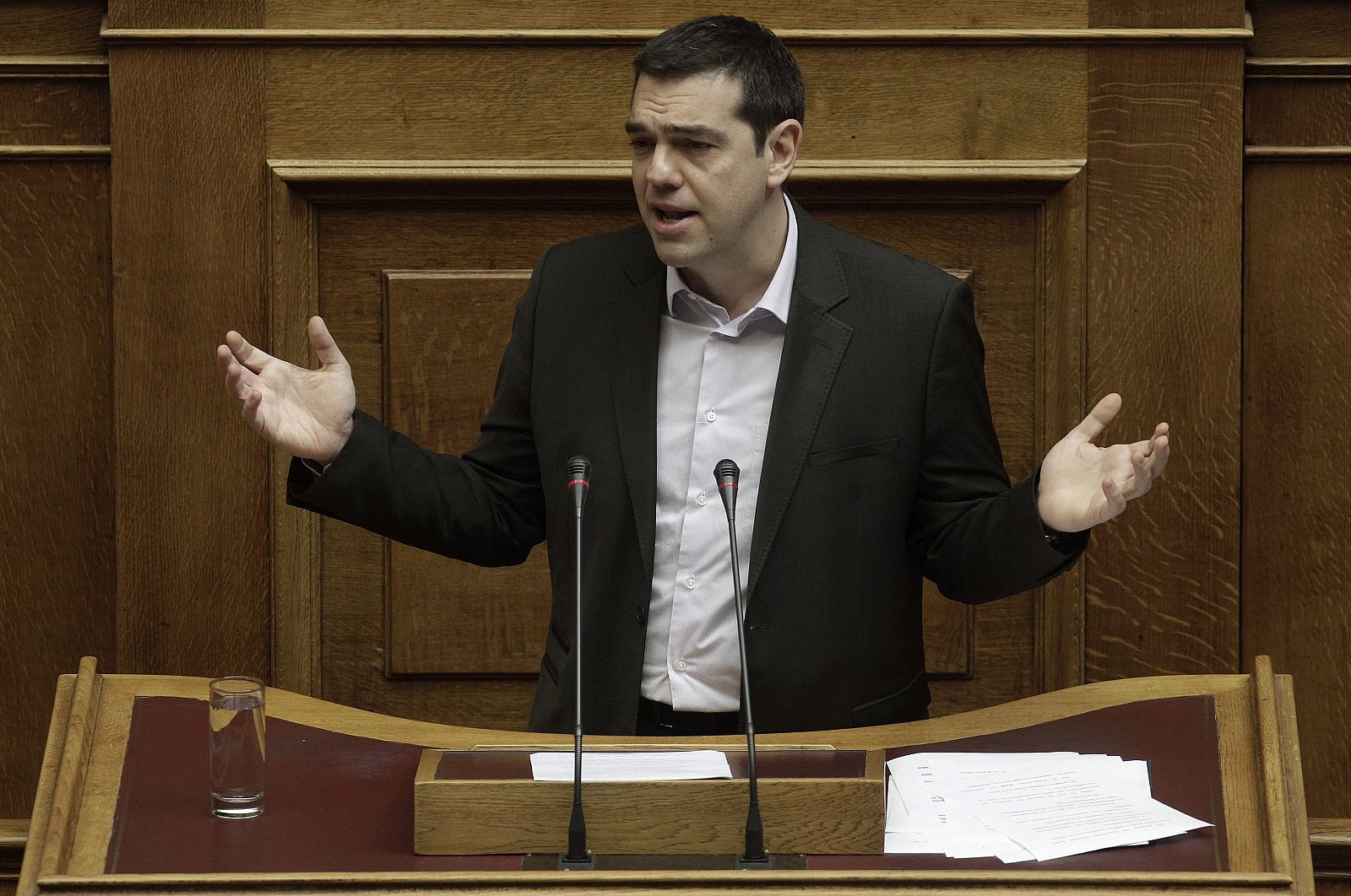 El primer ministro griego, Alexis Tsipras, pronuncia su discurso durante una sesión en el Parlamento en Atenas