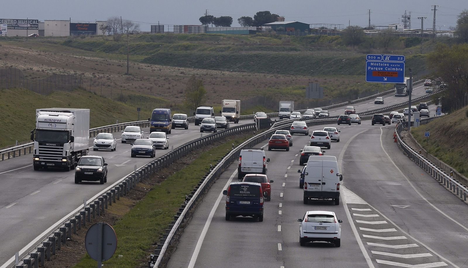 Tráfico en la A-5, a la salida de Madrid, en dirección a Extremadura