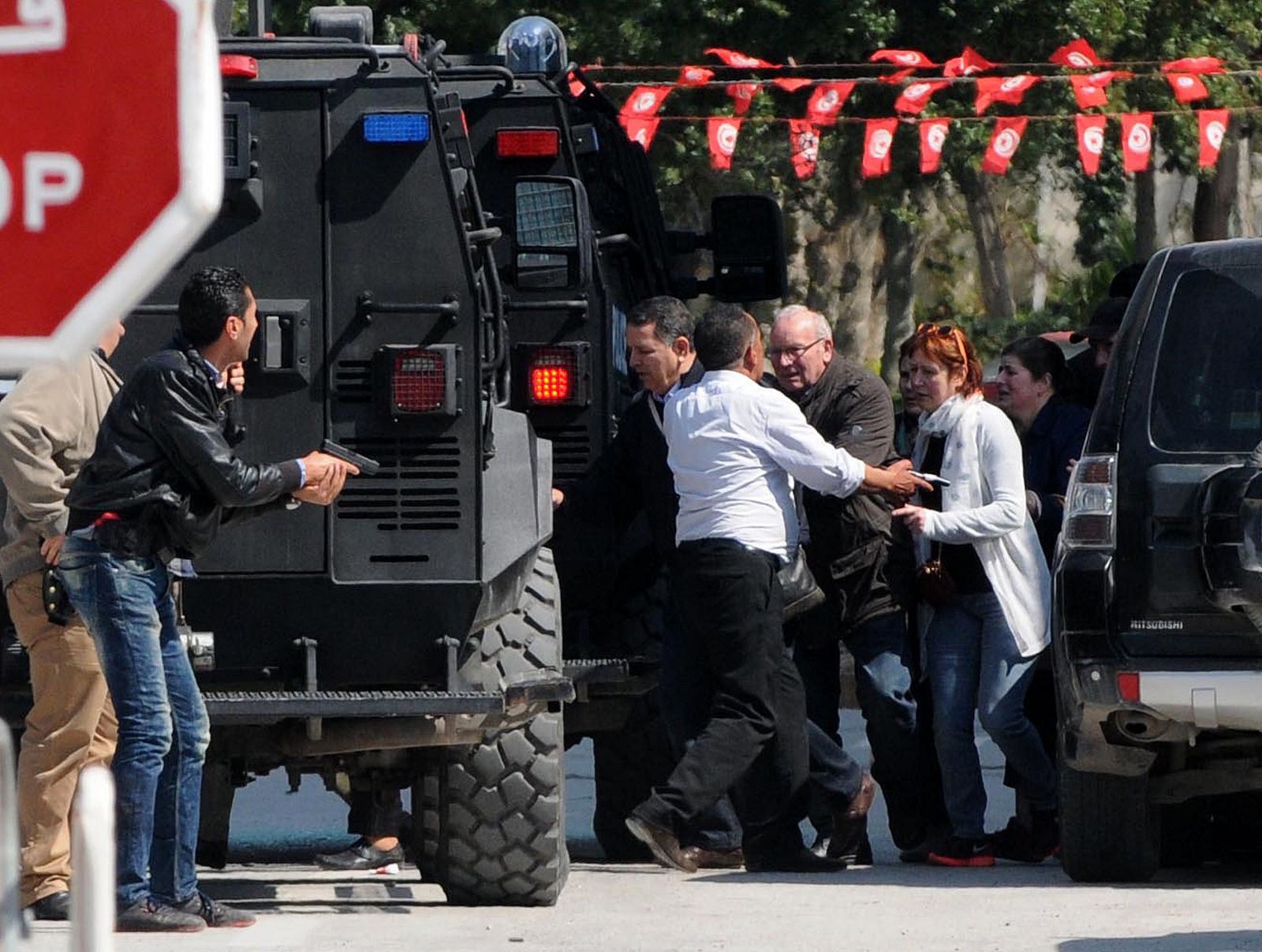 Turistas evacuados durante el ataque terrorista en Túnez