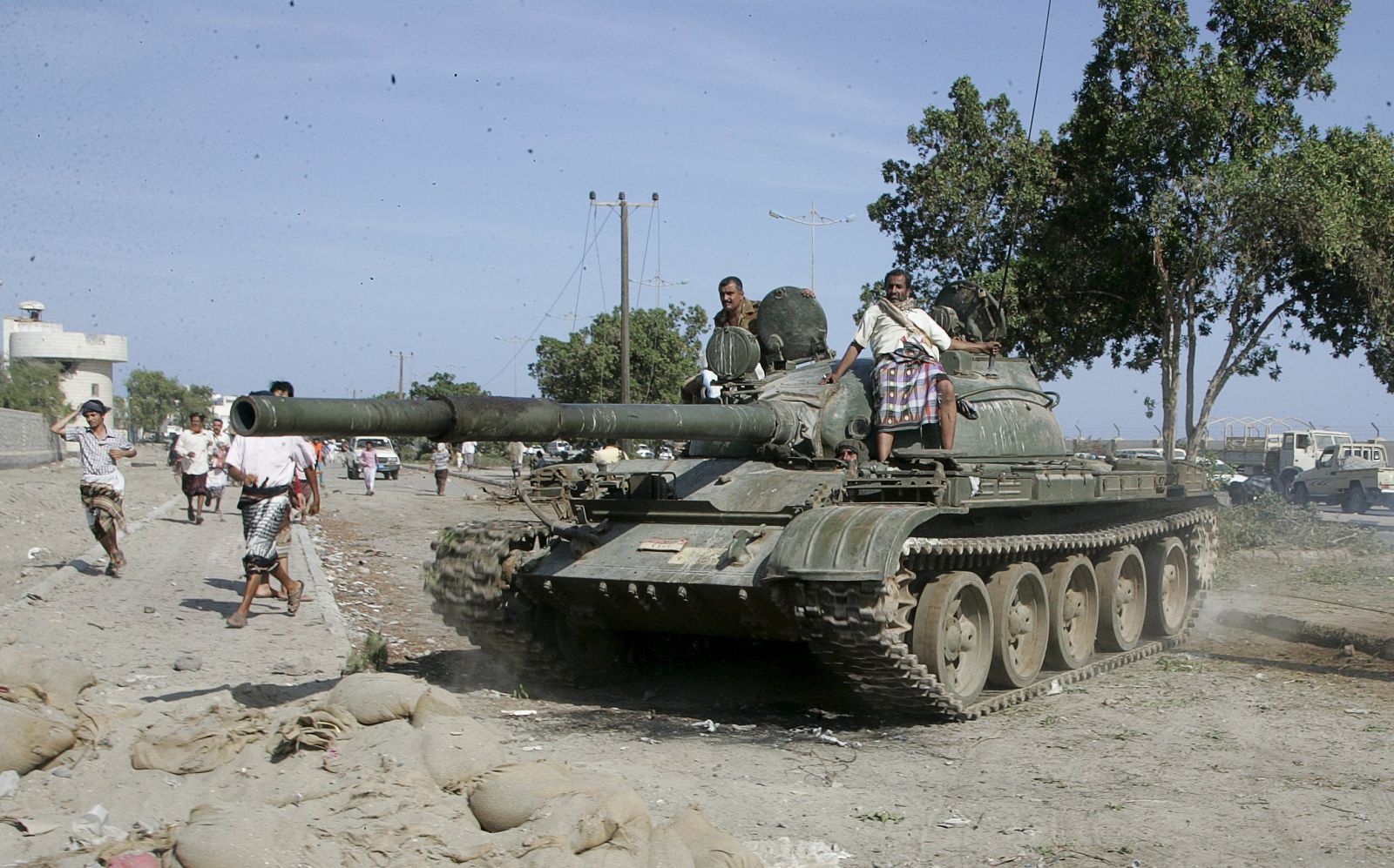 Tanque de las fuerzas especiales en la ciudad portuaria de Adén, Yemen, este jueves.
