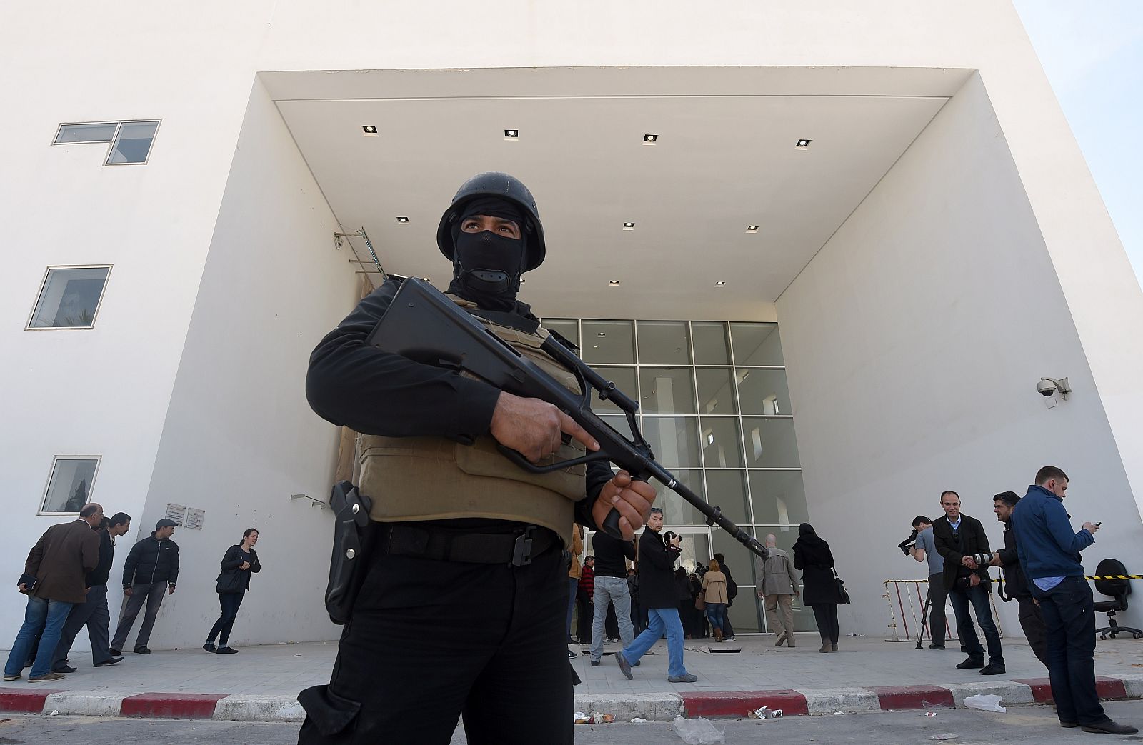 Un miembro de las fuerzas de seguridad vigila el Museo del Bardo de Túnez