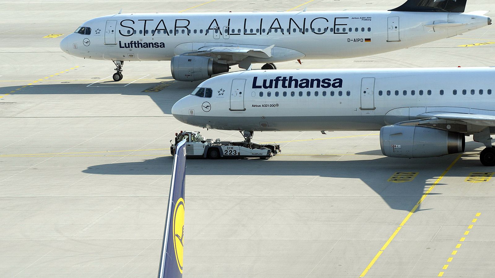 Imagen de dos aviones de Lufthansa en la pista del aeropuerto de Múnich
