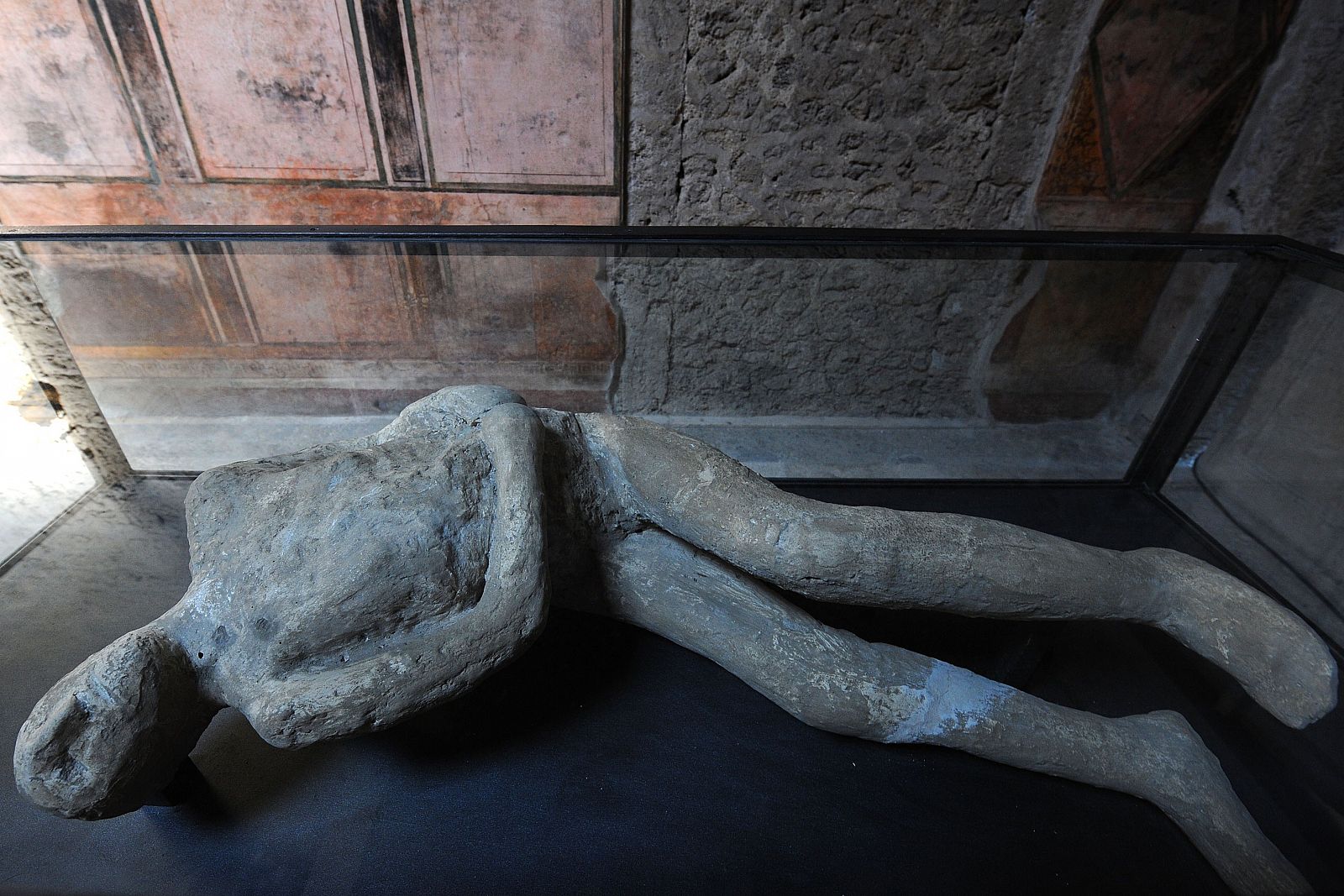 Una víctima petrificada de la erupción del Vesubio en el año 79 exhibida en la Villa de los misterios.