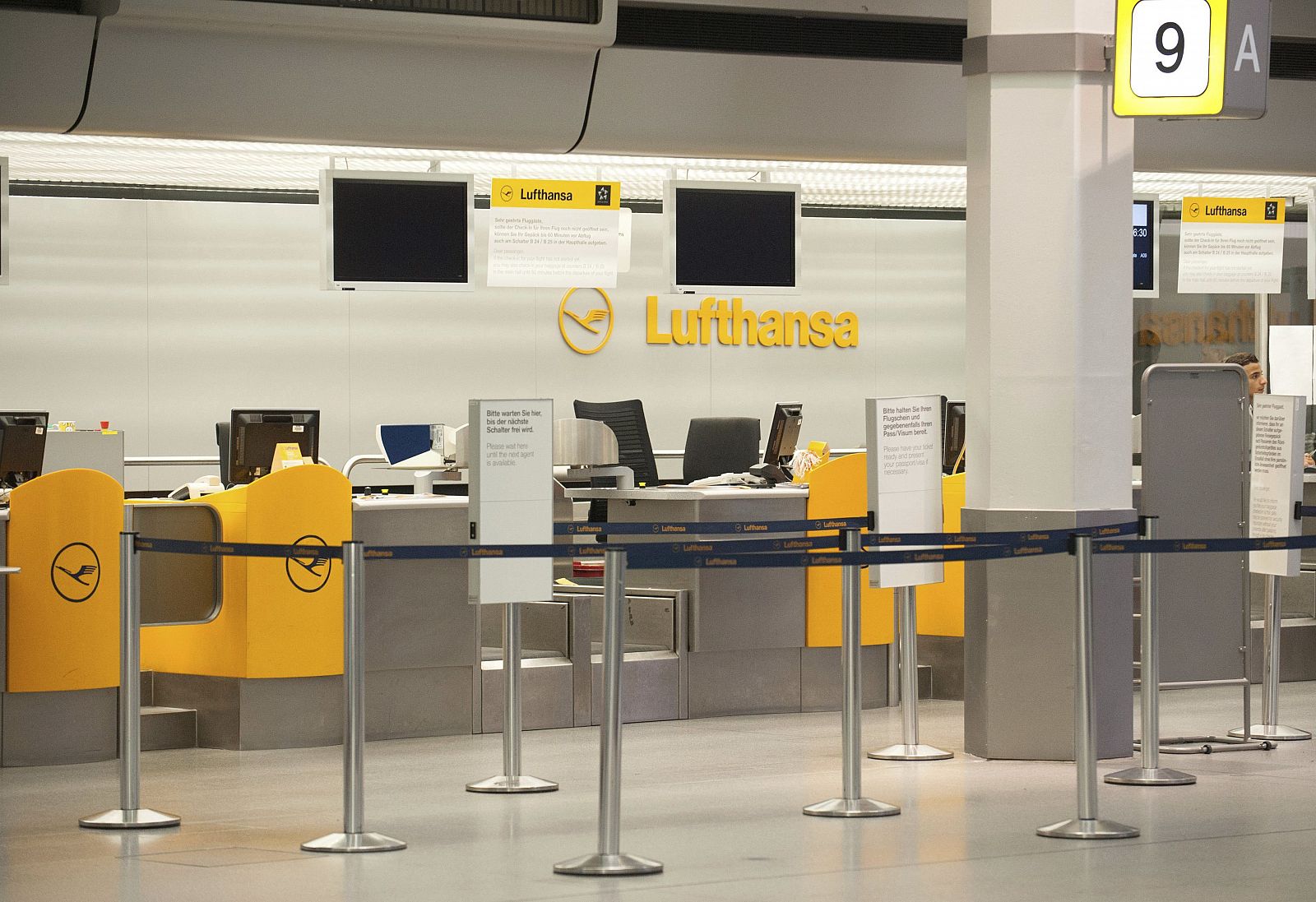 Vista de varios mostradores de facturación de Lufthansa en el aeropuerto berlinés de Tegel