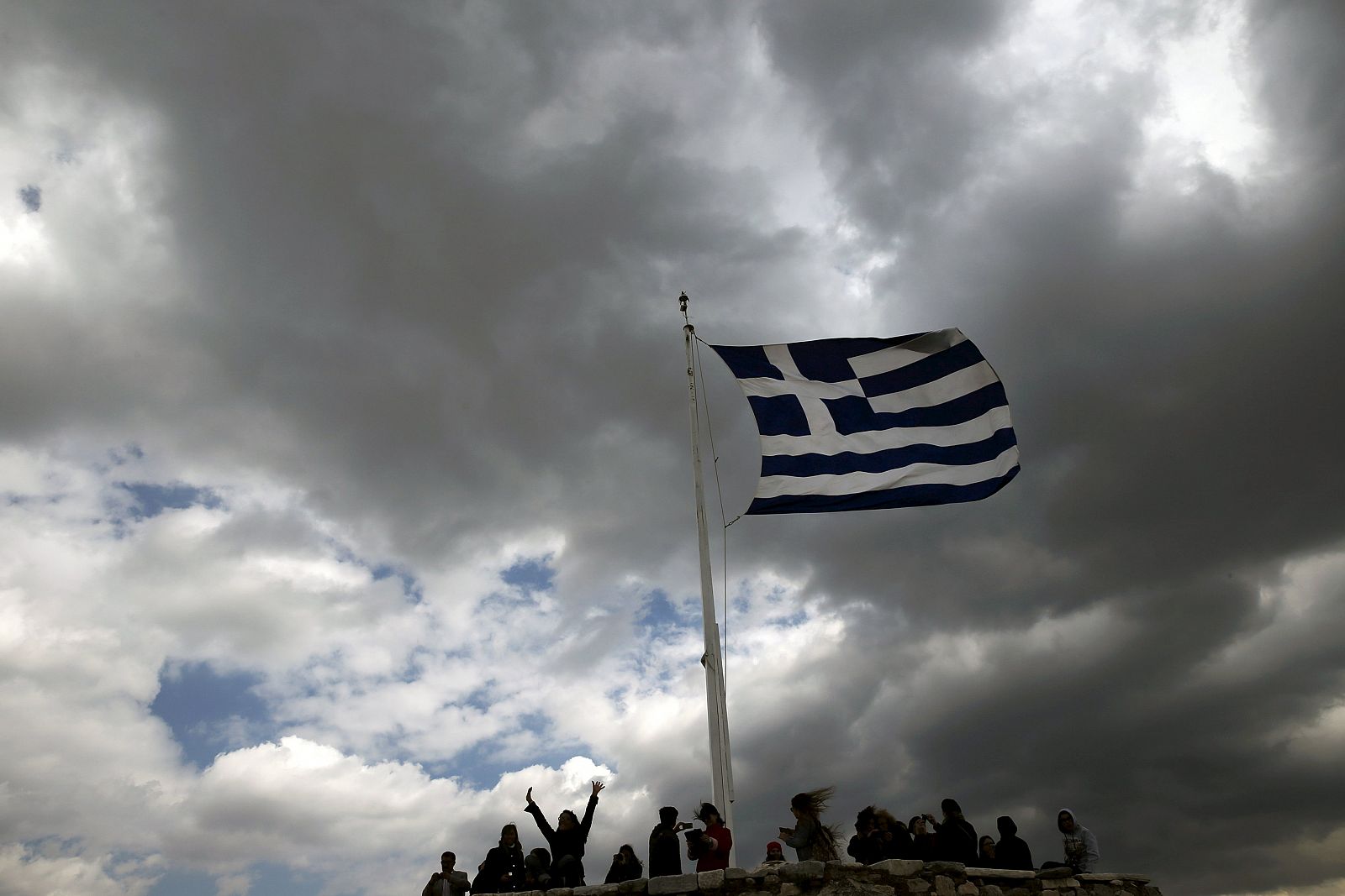 La bandera griega ondea en la Acrópolis