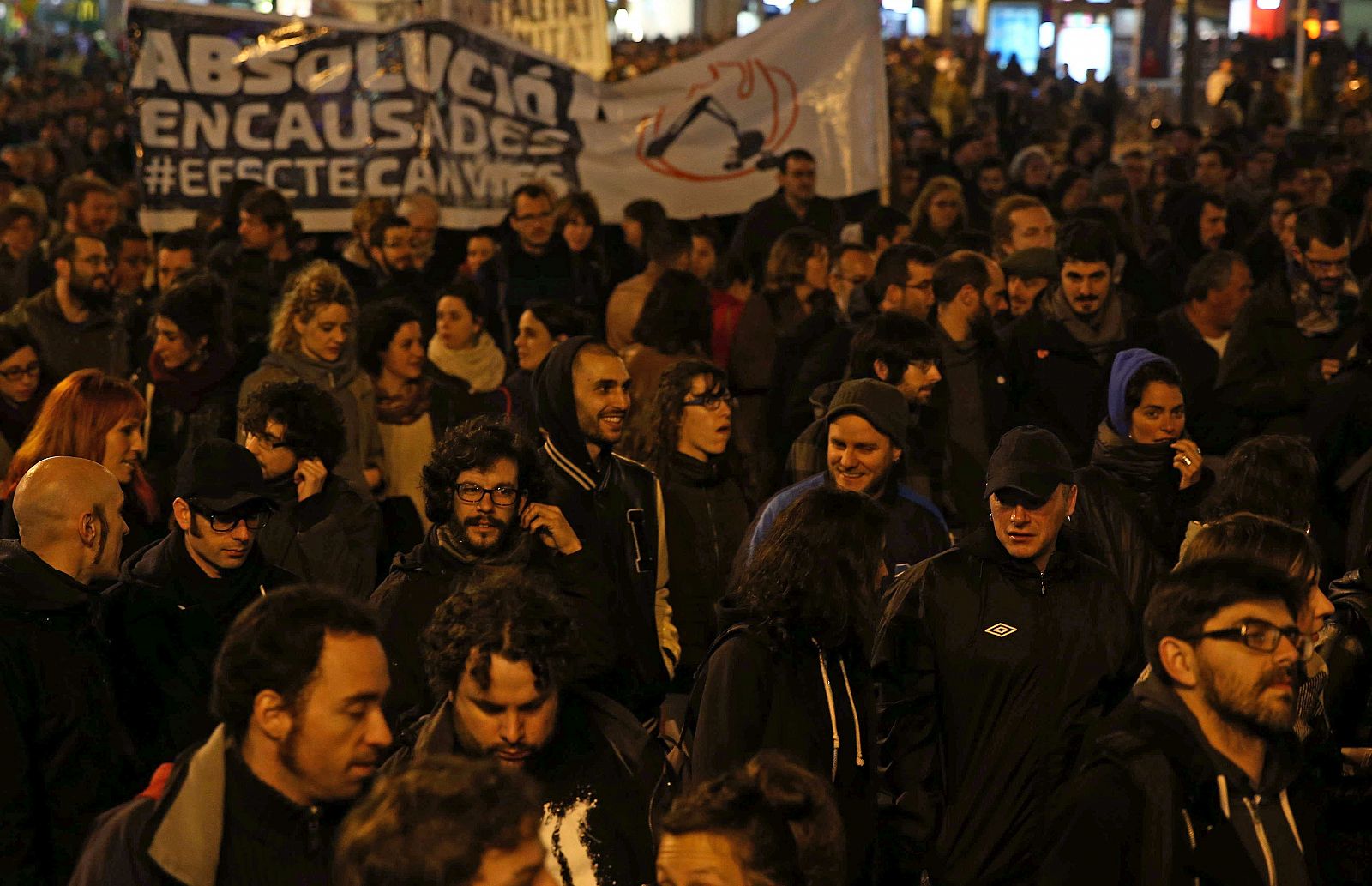 Unas 2.500 personas se han manifestado esta tarde por el centro de Barcelona contra la condena a tres años de cárcel a ocho de los encausados por los actos de acoso a diputados del Parlament en junio de 2011.