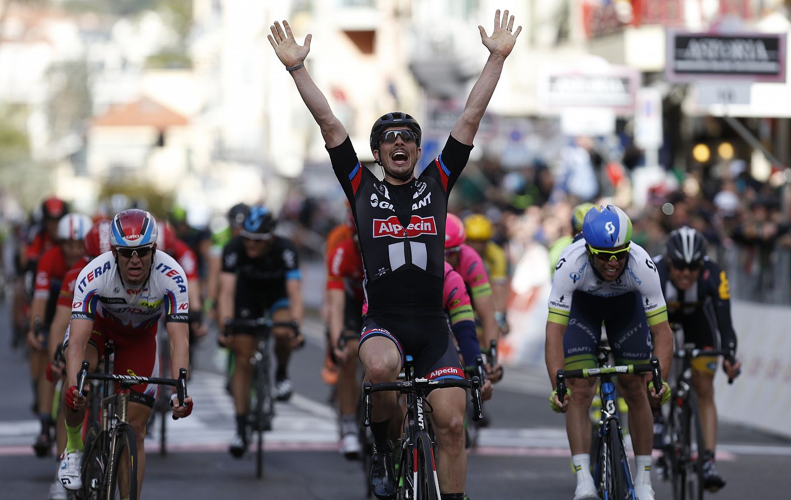 Degenkolb celebra su victoria en la meta de la Milan-San Remo.