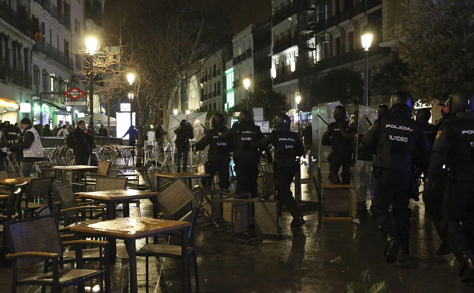 Alrededor de 200 personas de grupos radicales han destrozado mobiliario urbano en los alrededores de la calle Montera, en el centro de Madrid.