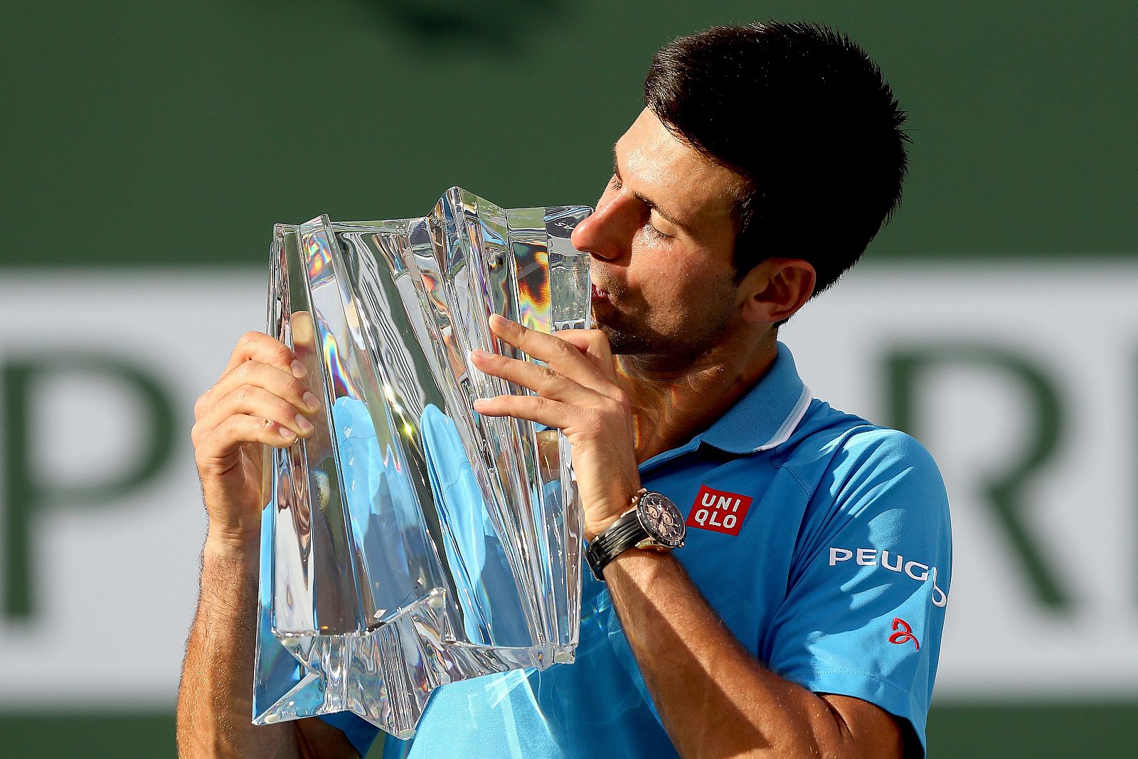 El serbio Novak Djokovic posa con el trofeo de Indian Wells después de vencer en la final al suizo Novak Djokovic.