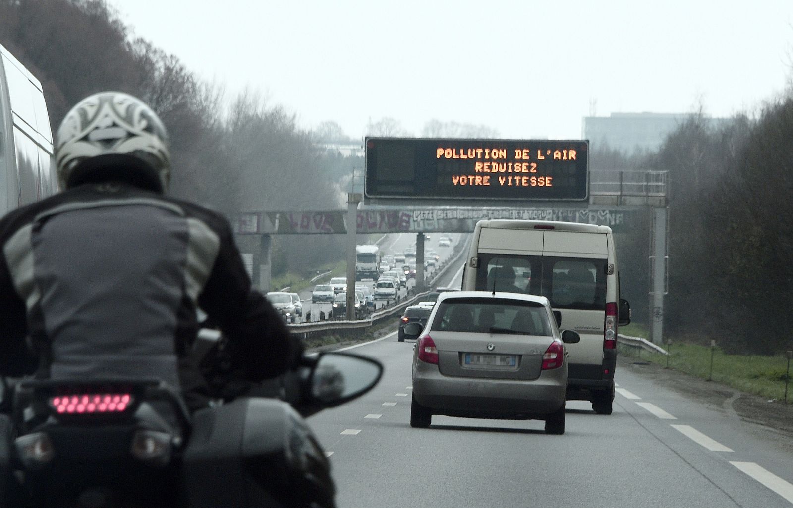 Carteles de tráfico alertan en Francia de la contaminación del aire