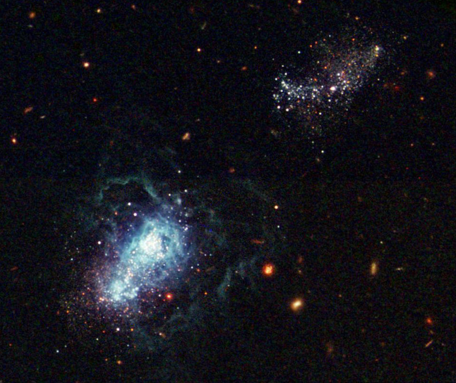 La galaxia IZw18 captado por el Hubble, ACS y WFPC2