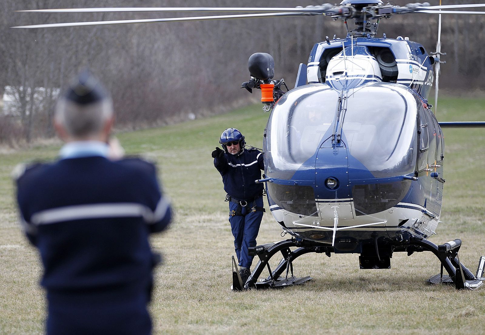 Miembros de la Gendarmería suben a un helicóptero cerca del lugar del siniestro