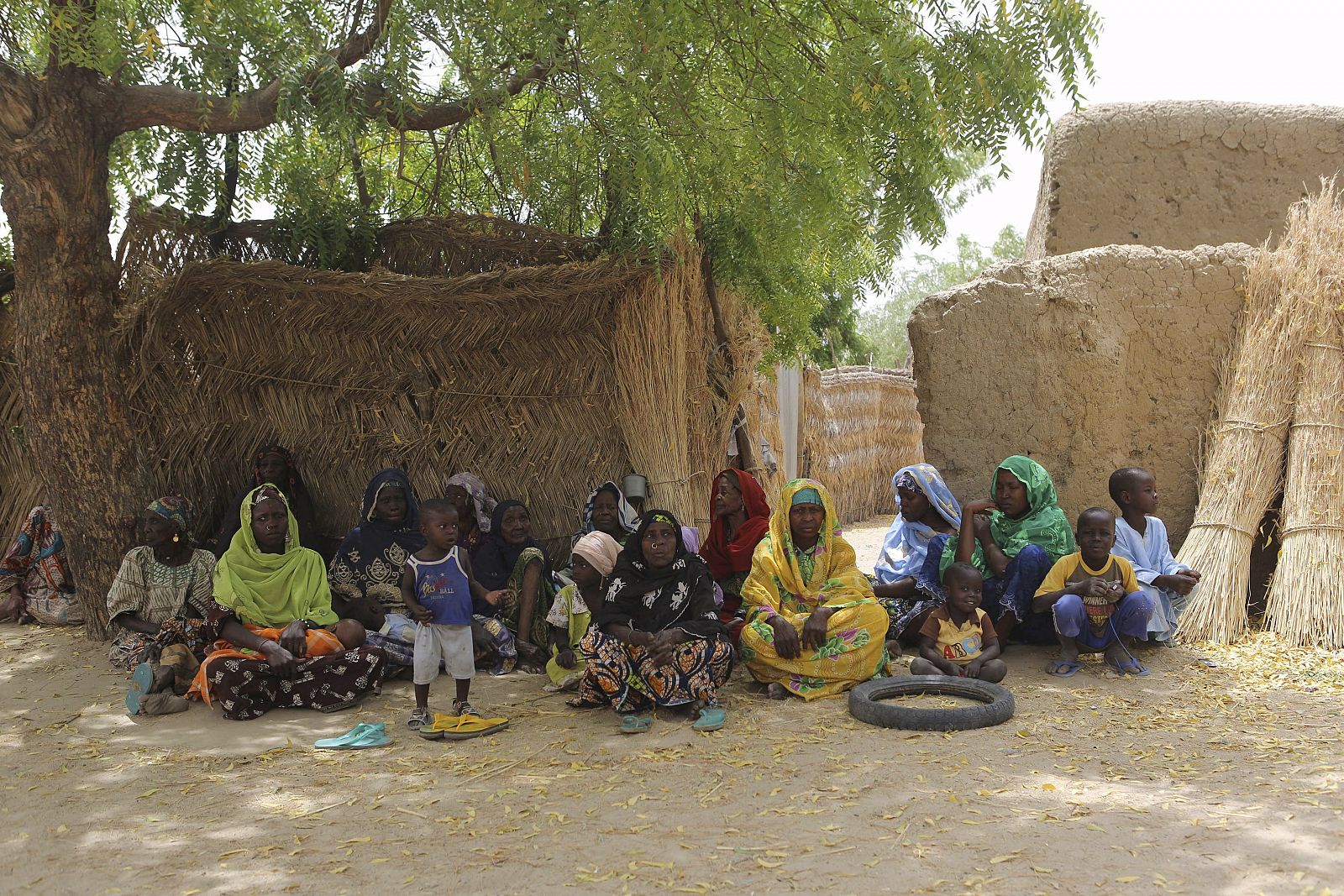 Un grupo de mujeres se sienta bajo un árbol en la recién liberada ciudad de Damasak (Nigeria).
