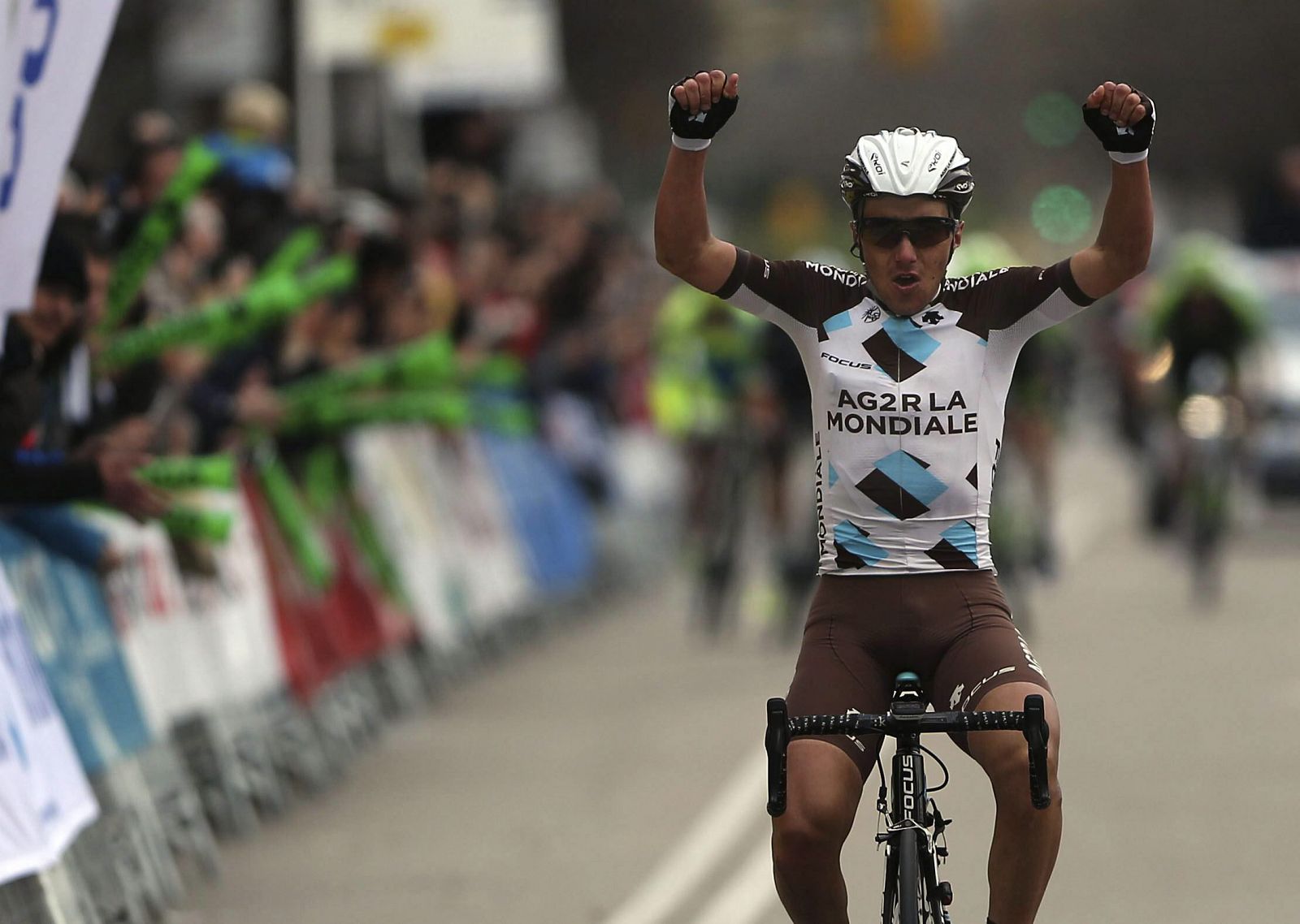 El italiano del (AG2R La Mondiale) Domenico Pozzovivo celebra su victoria en la meta de Girona.