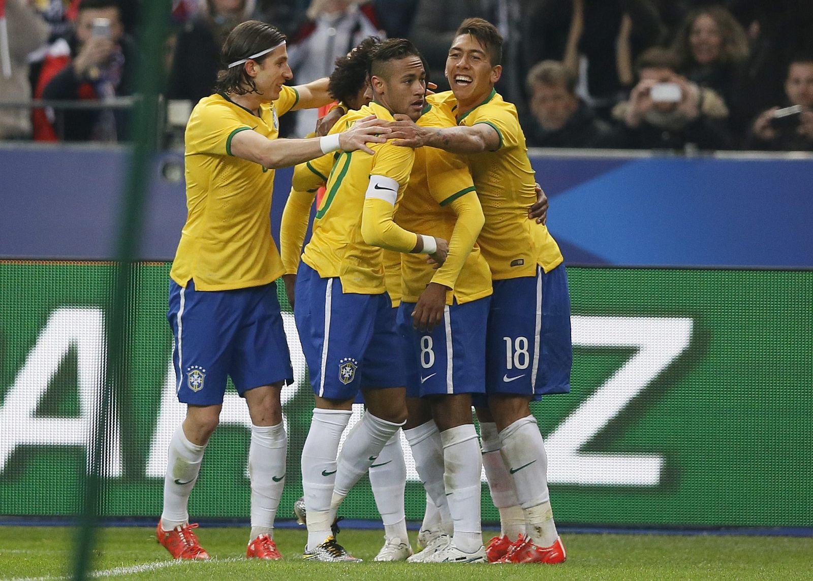 El jugador de Brasil Neymar (c) celebra un gol con sus compañeros ante Francia