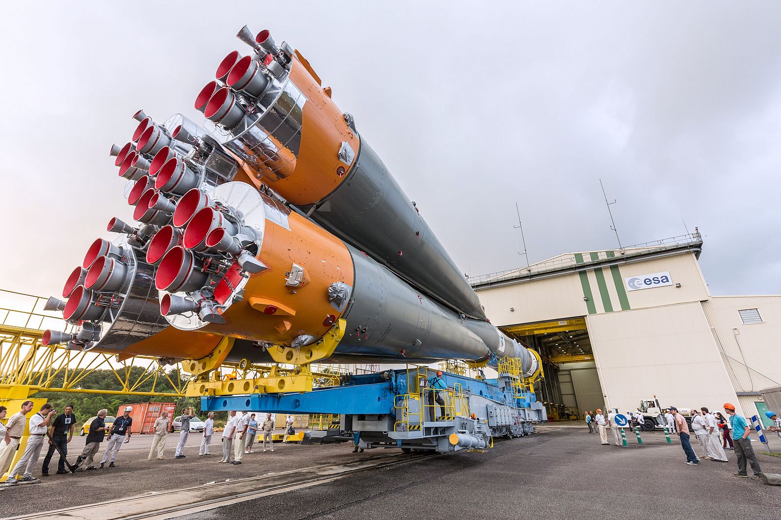 Transporte de un cohete Soyuz del hangar donde ha sido ensamblado a la plataforma de lanzamiento.