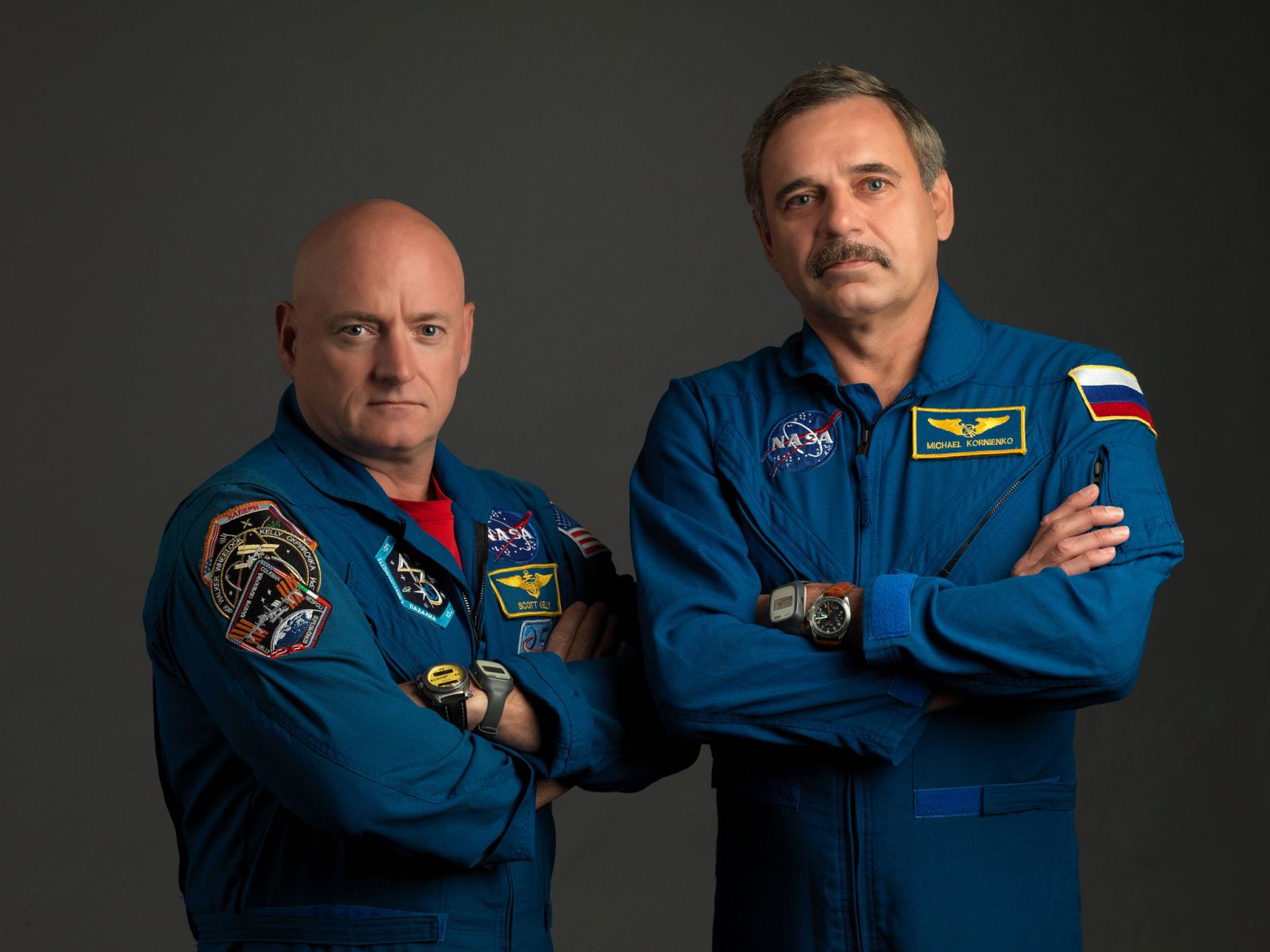 Los astronautas Scott Kelly (Estados Unidos) y Mikhail Kornienko (Rusia), de las expediciones 43-46