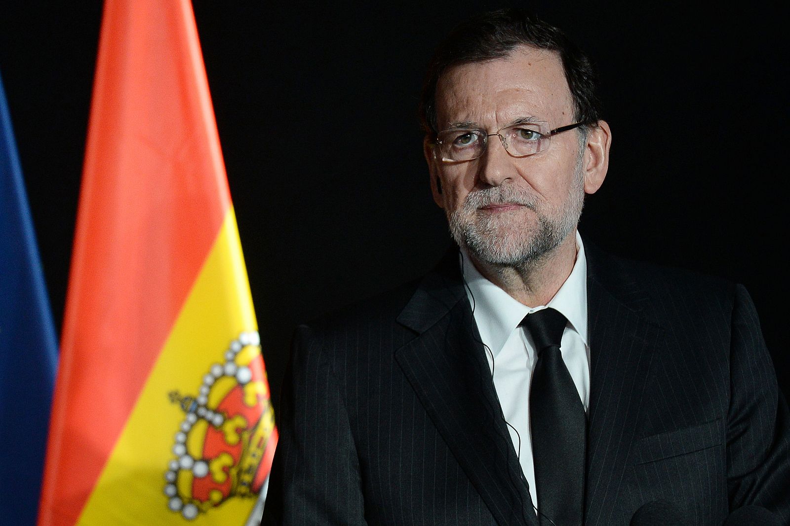 El presidente del Gobierno, Mariano Rajoy, durante su visita a la localidad francesa próxima al lugar donde se estrelló el avión de Germanwings.