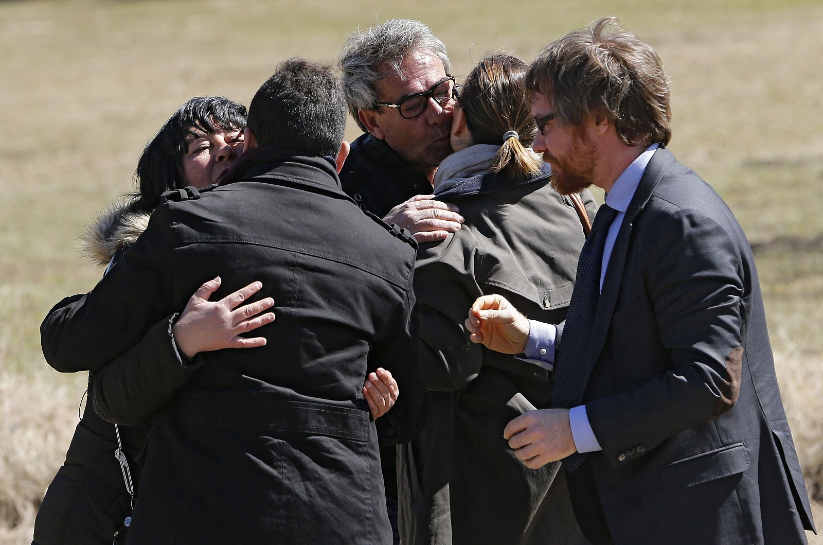 Familiares de las víctimas del accidente de avión se abrazan junto al monumento en su memoria en Le Vernet (Francia).
