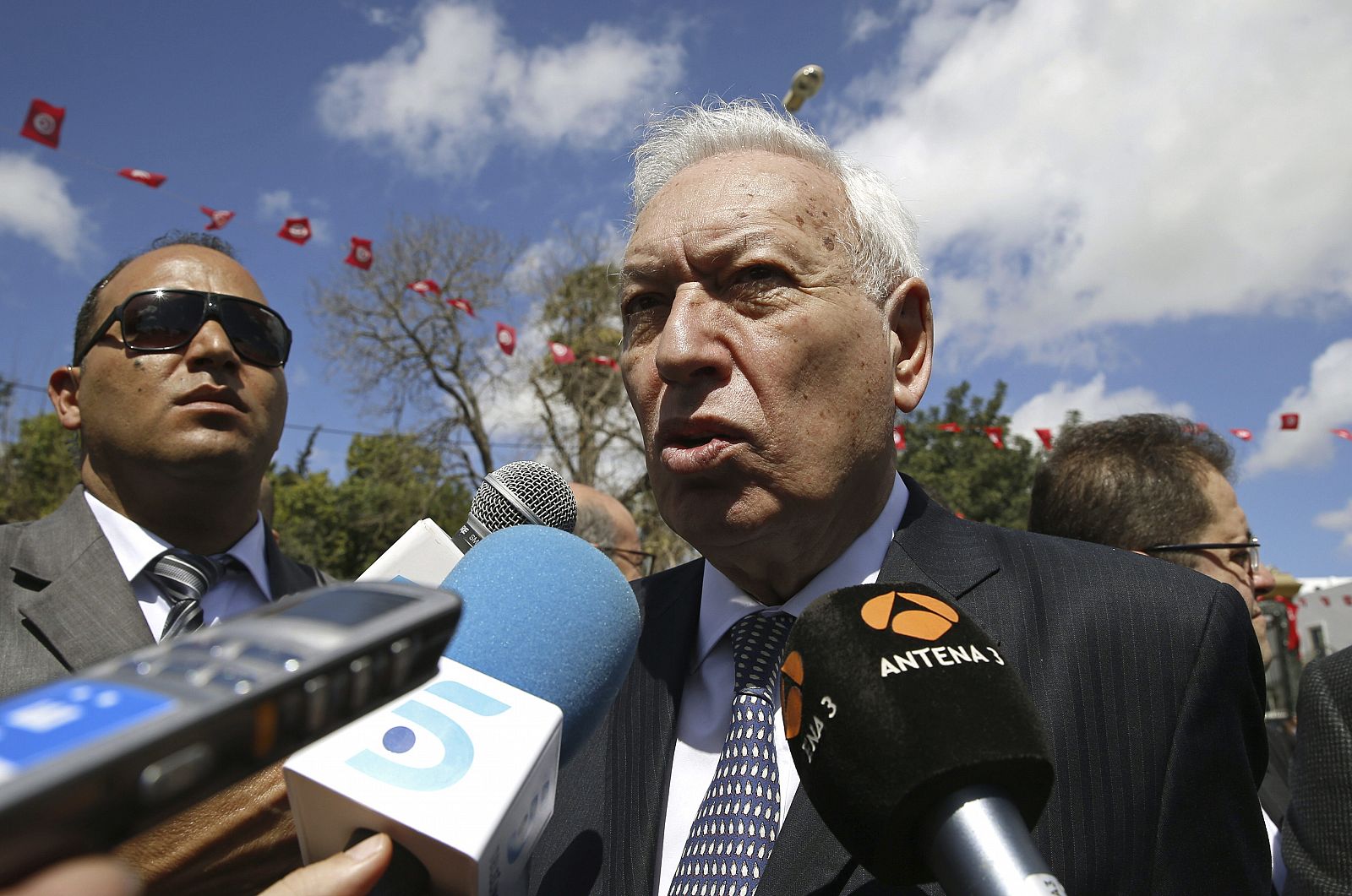 El ministro de Asuntos Exteriores español, José Manuel García-Margallo, atiende a los medios durante su participación en la protesta convocada por el Gobierno tunecino contra el terrorismo yihadista.