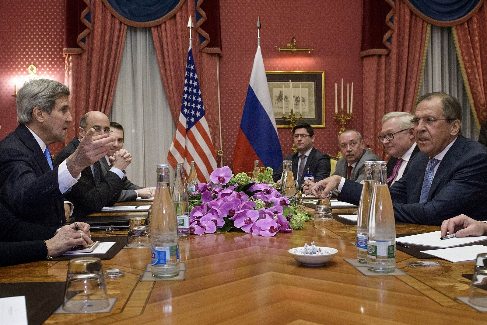 Los negociadores de EE.UU. (izquierda) y Rusia se reúnen este domingo en Lausana en el marco de las conversaciones sobre el programa nuclear iraní.