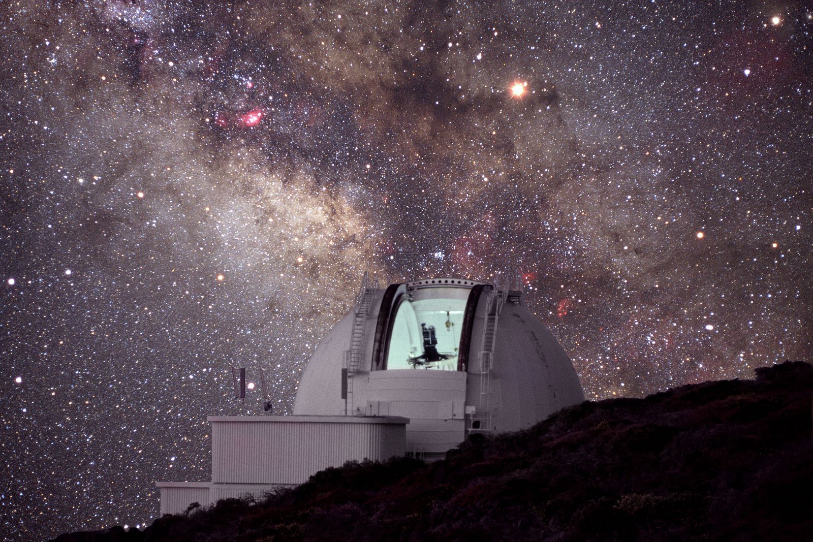 Imagen de larga exposición del Telescopio Isaac Newton (INT), situado en el Observatorio del Roque de los Muchachos (La Palma), con la Vía Láctea y el cielo estrellado