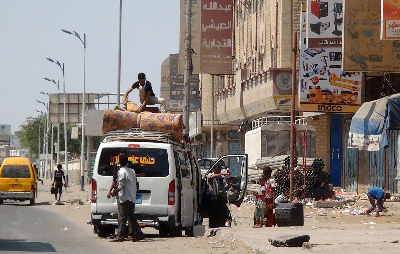 Yemeníes empacar sus pertenencias en un vehículo mientras huyen de la ciudad yemení de Adén