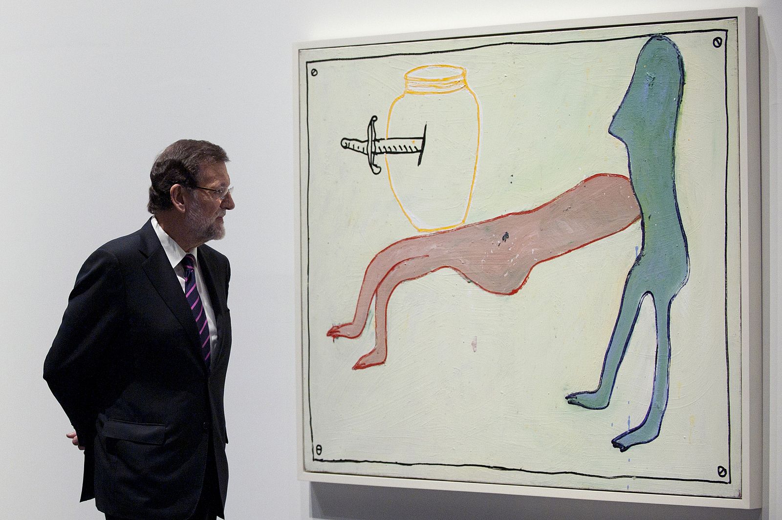 Mariano Rajoy observa una pintura de Ferran García Sevilla