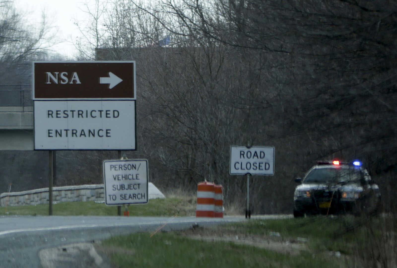 Un coche de policía bloquea  una de las entradas de la NSA en Fort Meade, Maryland.