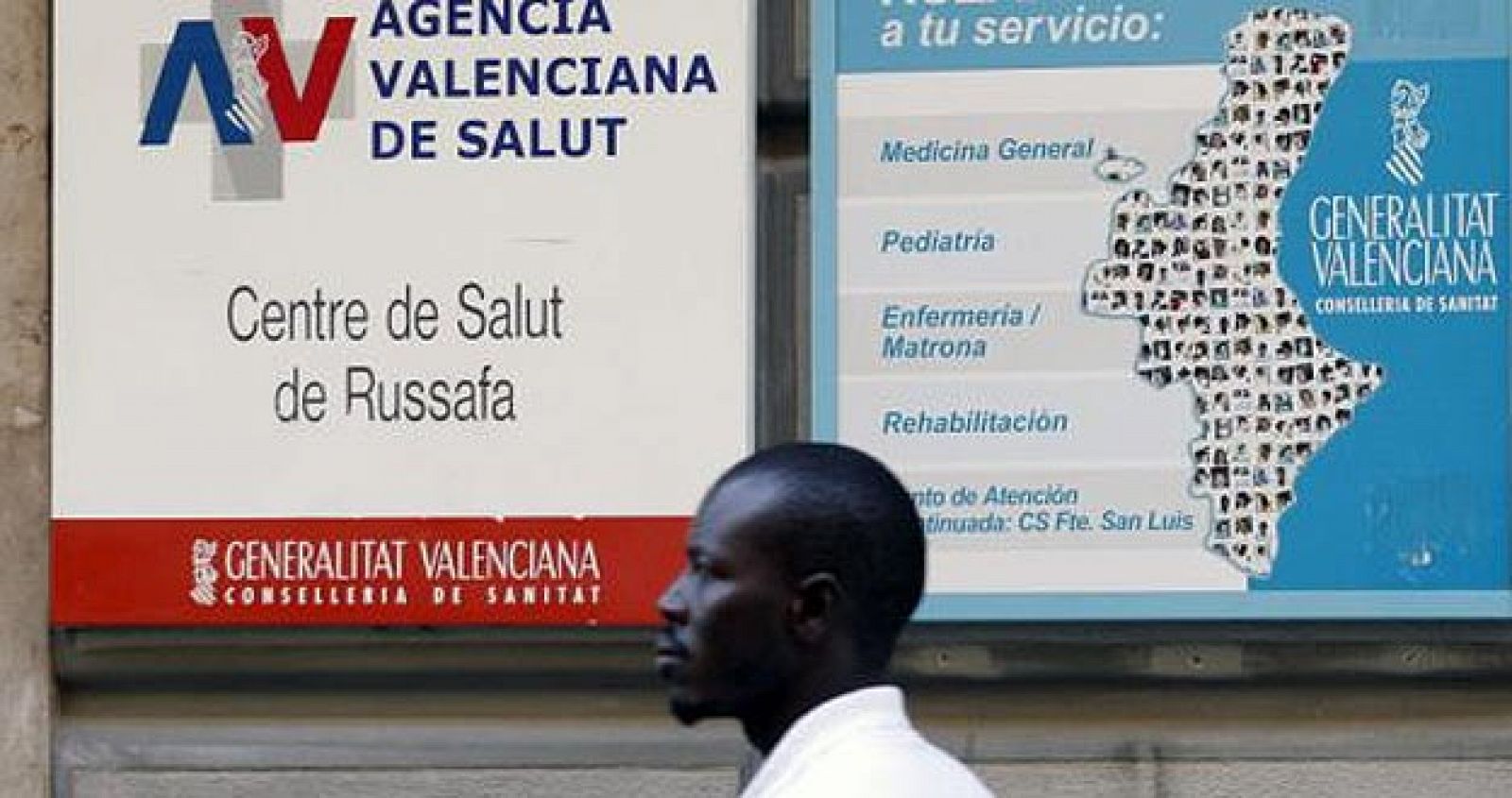 Un inmigrante acude a un centro de salud.