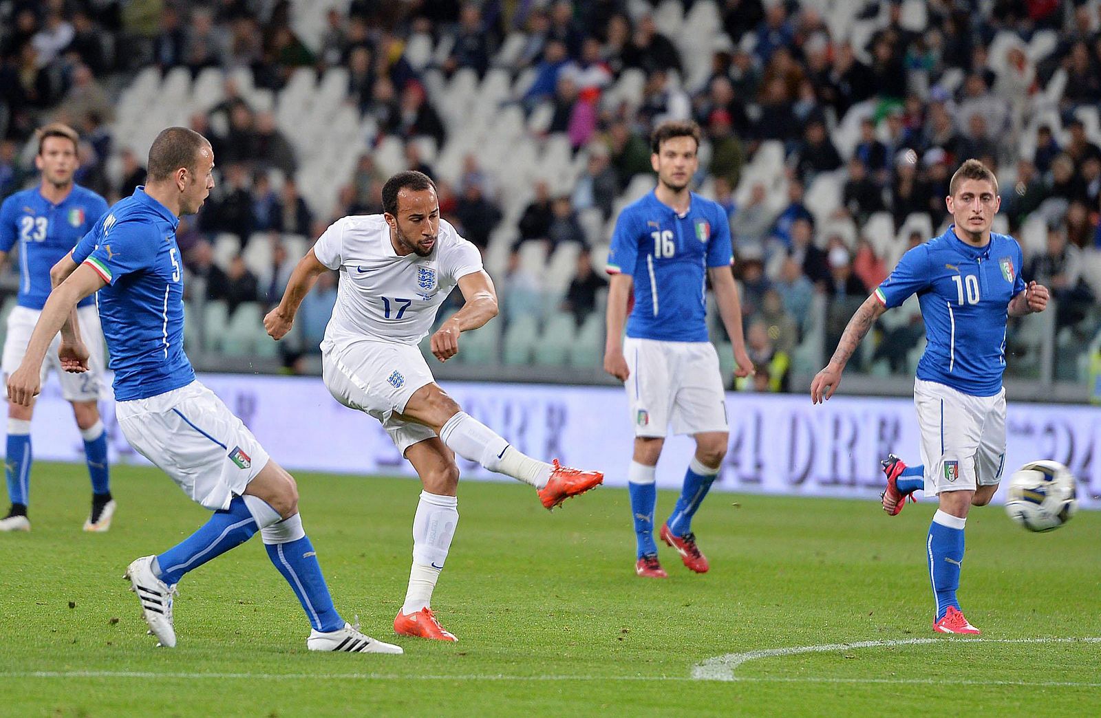 Andros Townsend, de Inglaterra, anota ante Italia durante el amistoso.