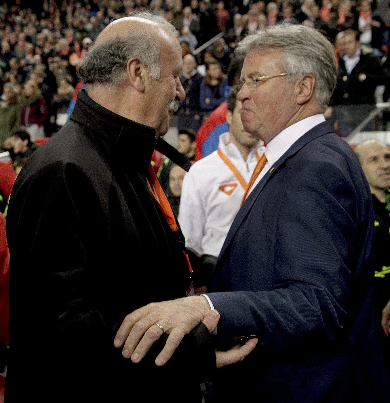 El seleccionador español, Vicente del Bosque (i), saluda al seleccionador holandés, Guus Hiddink (d), durante el amistoso.