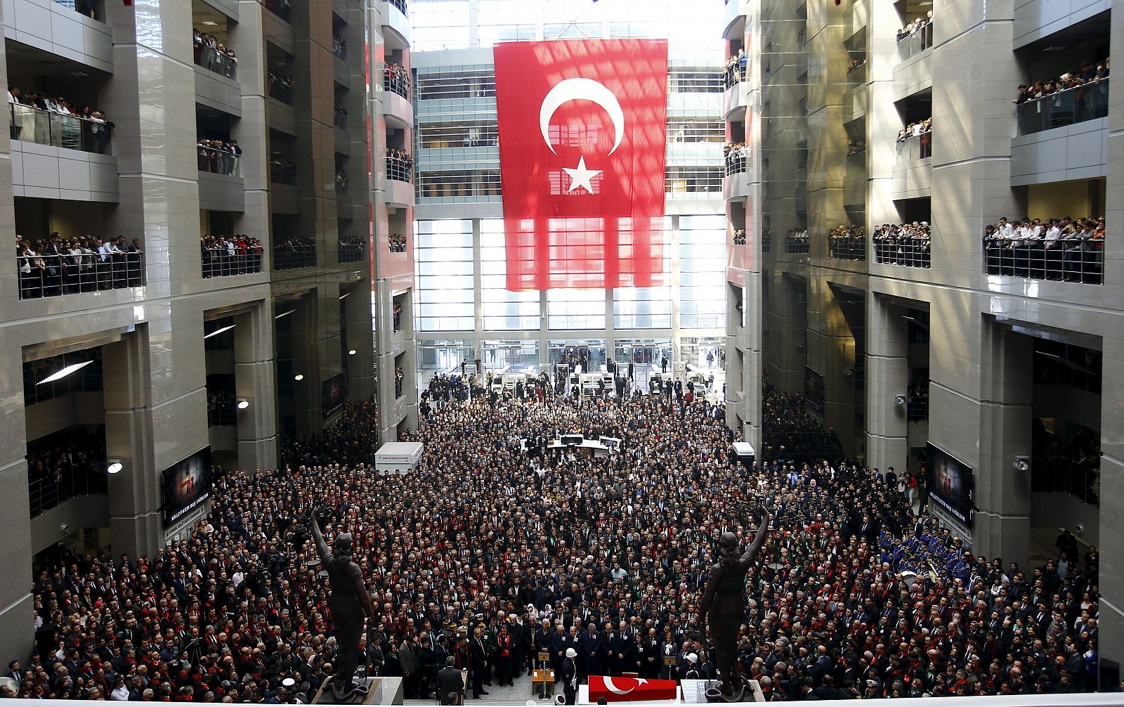 Funeral por el fiscal Mehmet Selim Kiraz en el Palacio de Justicia de Estambul, donde fue secuestrado el martes.