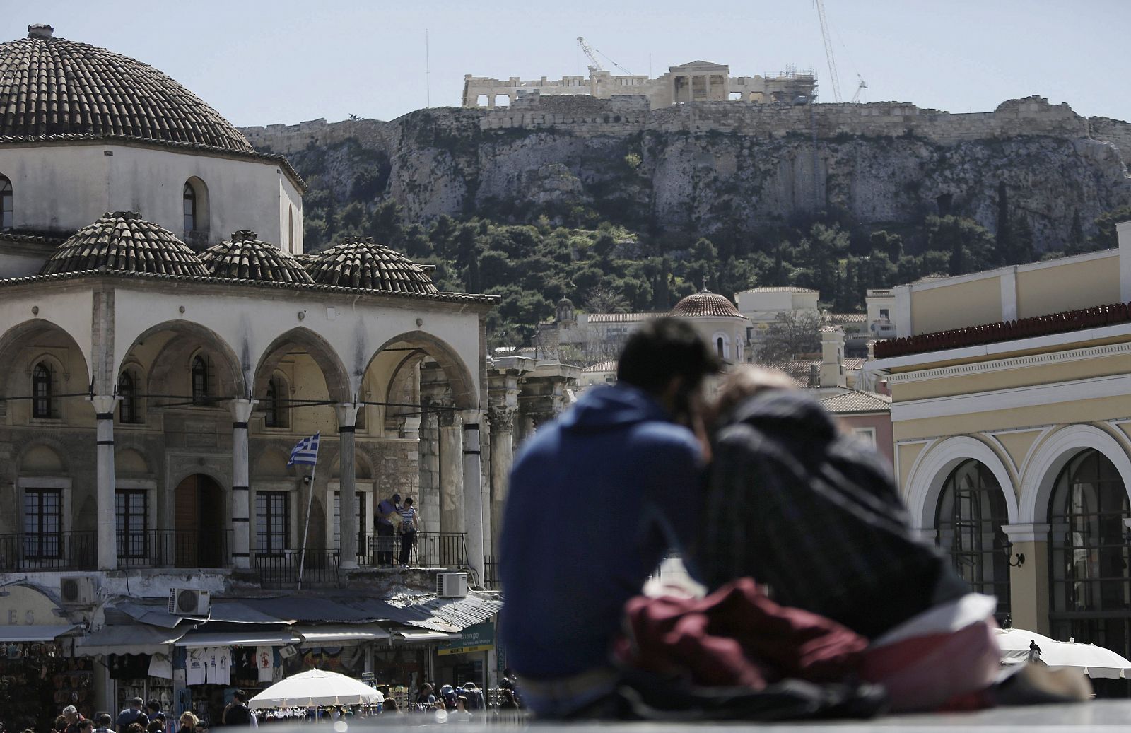 La plaza Monastiraki, con la Acrópolis al fondo, en Atenas