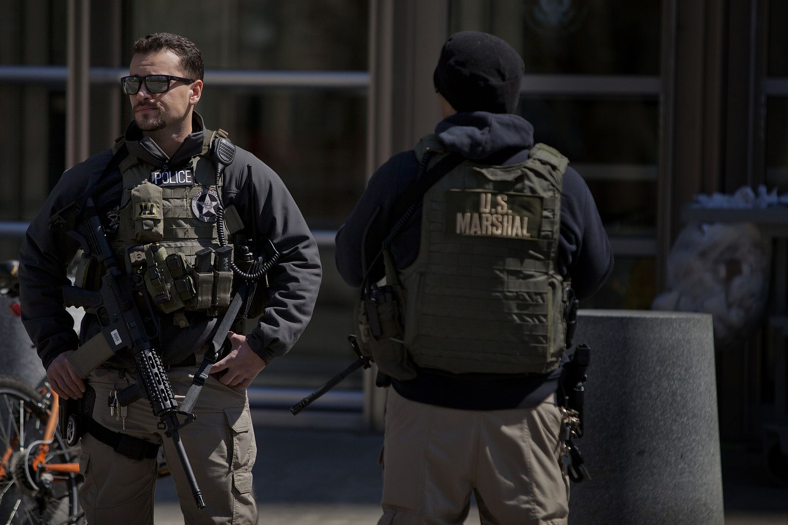 Agentes de policía aguardan frente al juzgado federal en Brooklyn