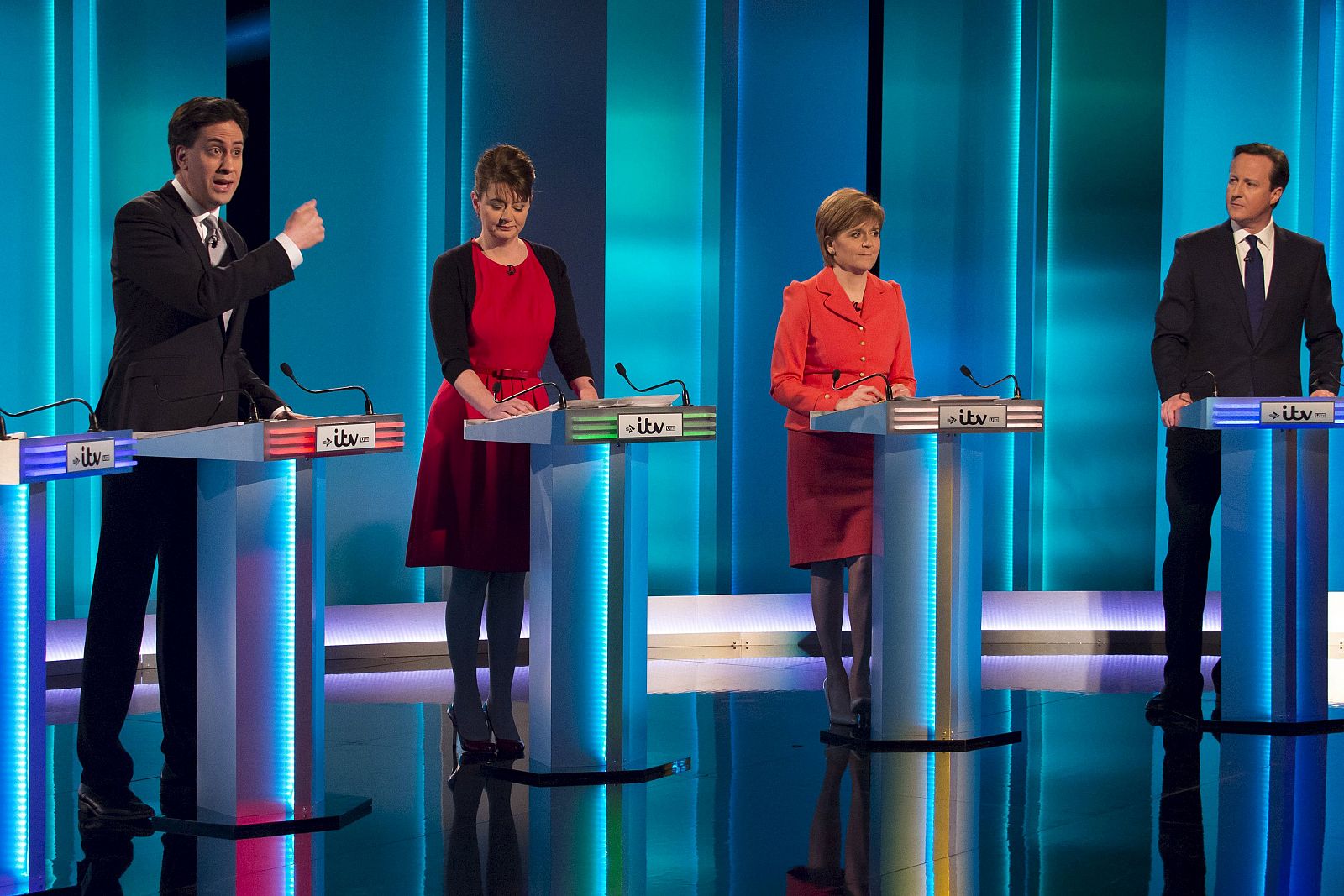 Ed Miliband, lider del Partido Laborista, Leanne Wood, líder del Partido de Gales, Nicola Sturgeon líder del SNP y David Cameron primer ministro conservador durante el único debate letevisado.