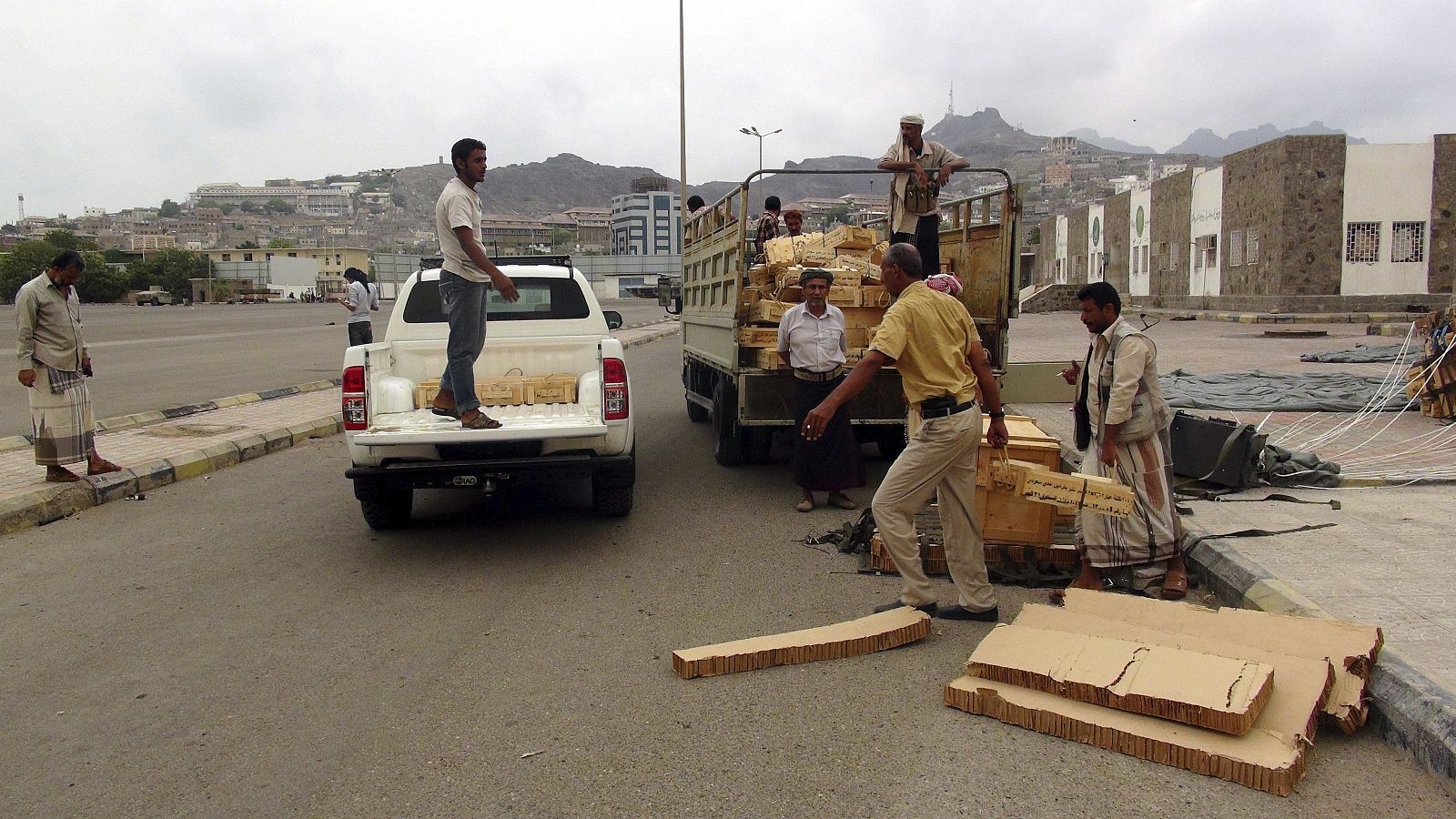 Milicianos leales al presidente Abdo Rabu Mansur Hadi recogen cajas llenas de armas